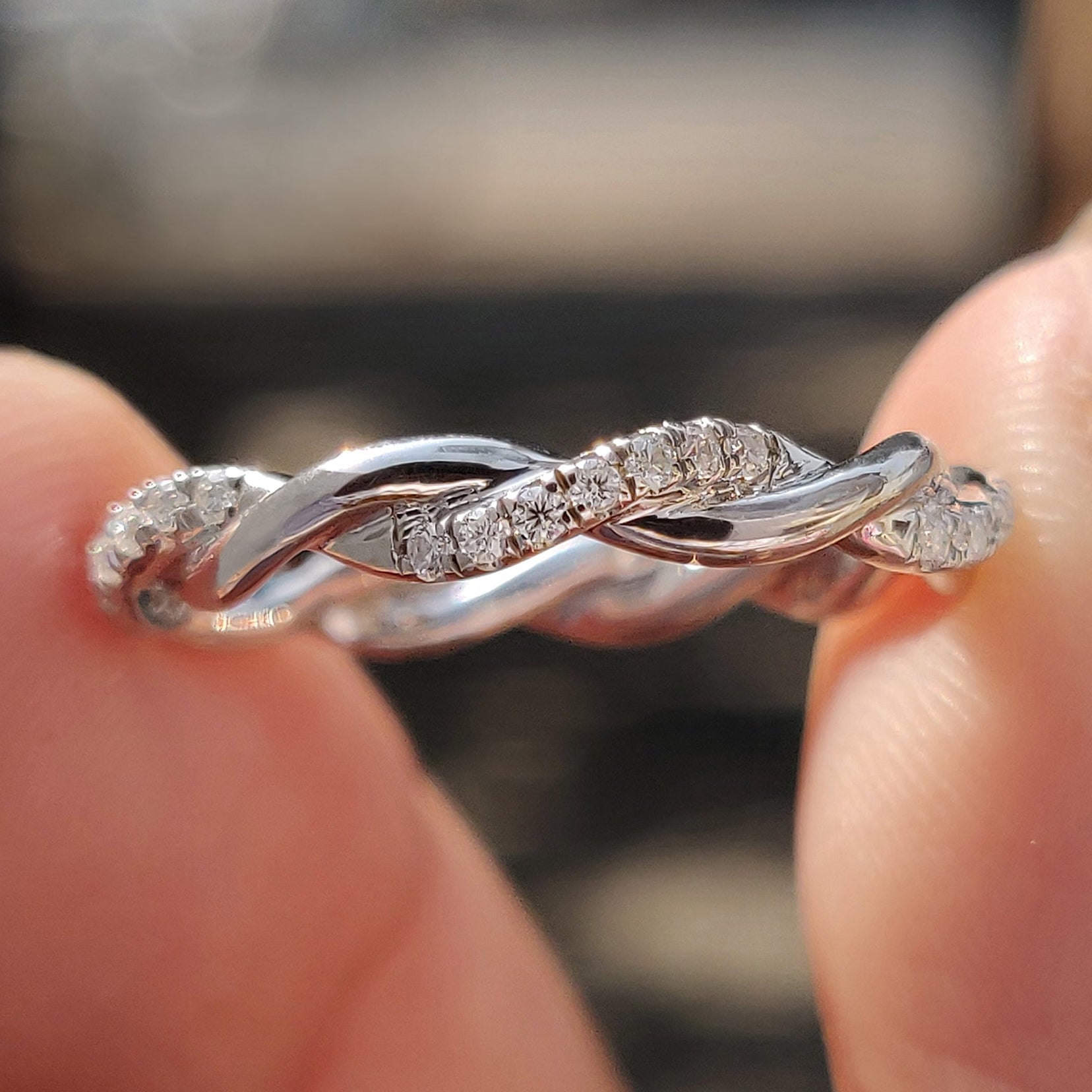 Round Cut Pave Twist Wedding Band Image principale du produit