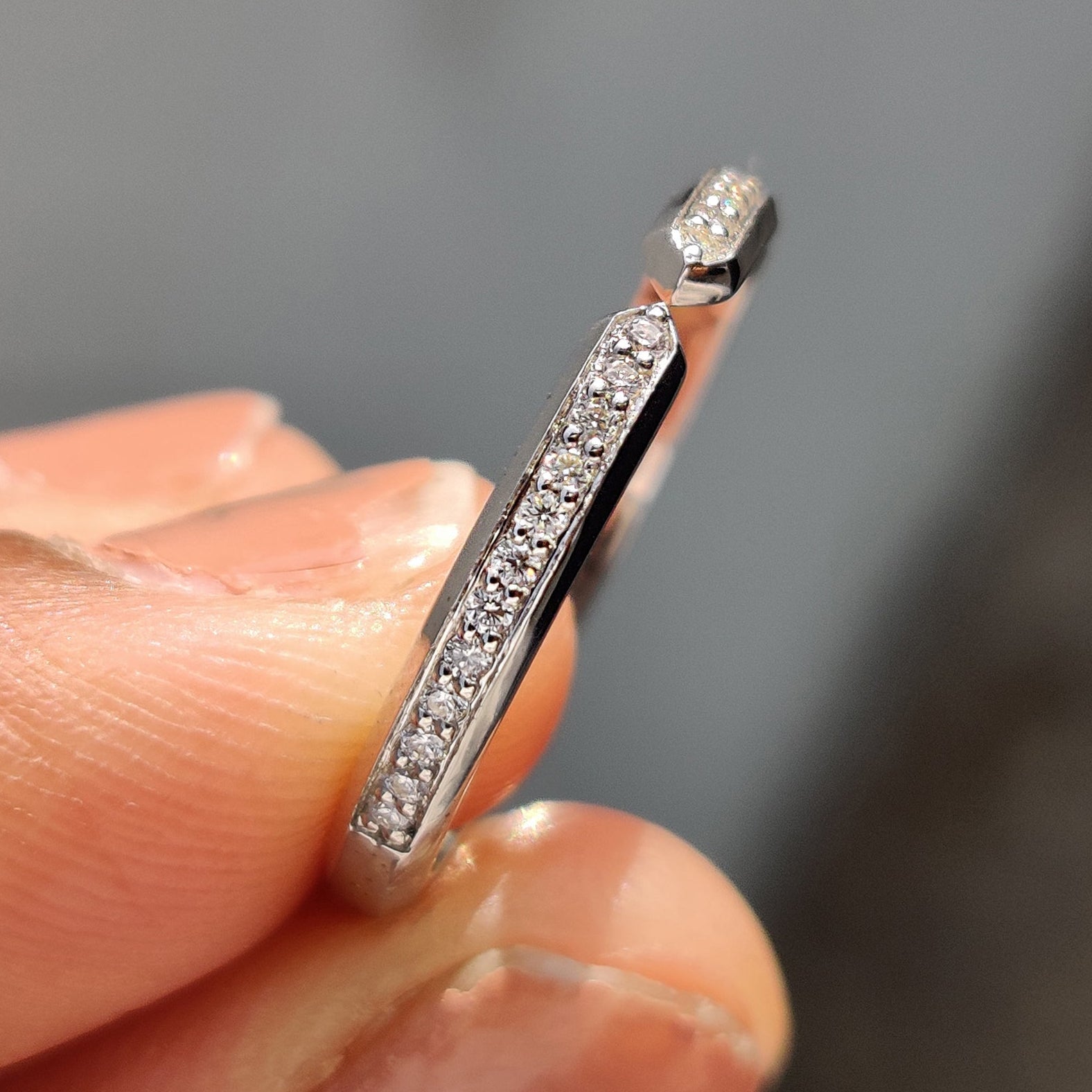 Open Gap Design In Unique Wedding Band Style Hauptbild