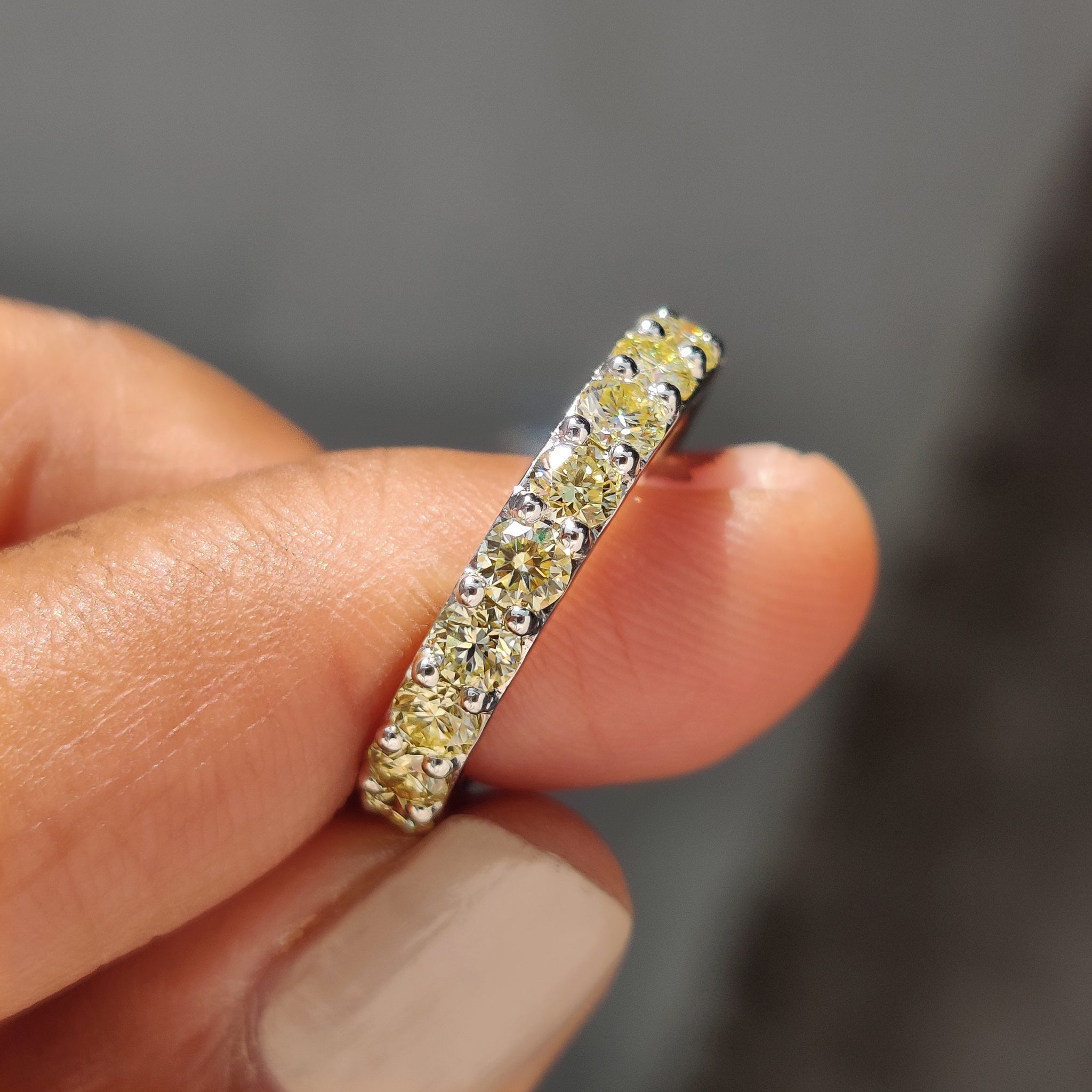 Moissanite Eternity Band In Canary Yellow Round Cut Zweitbild