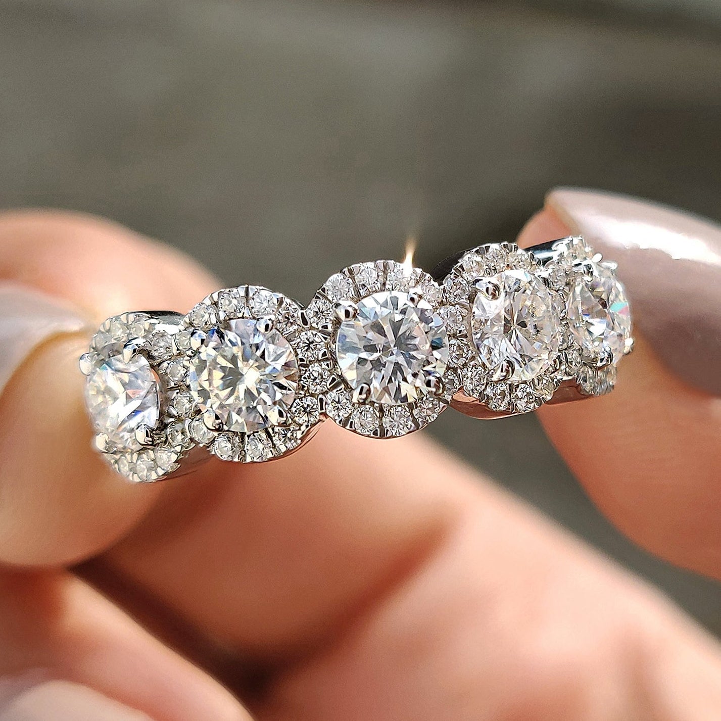5 Stone Halo Wedding Band Immagine principale del prodotto