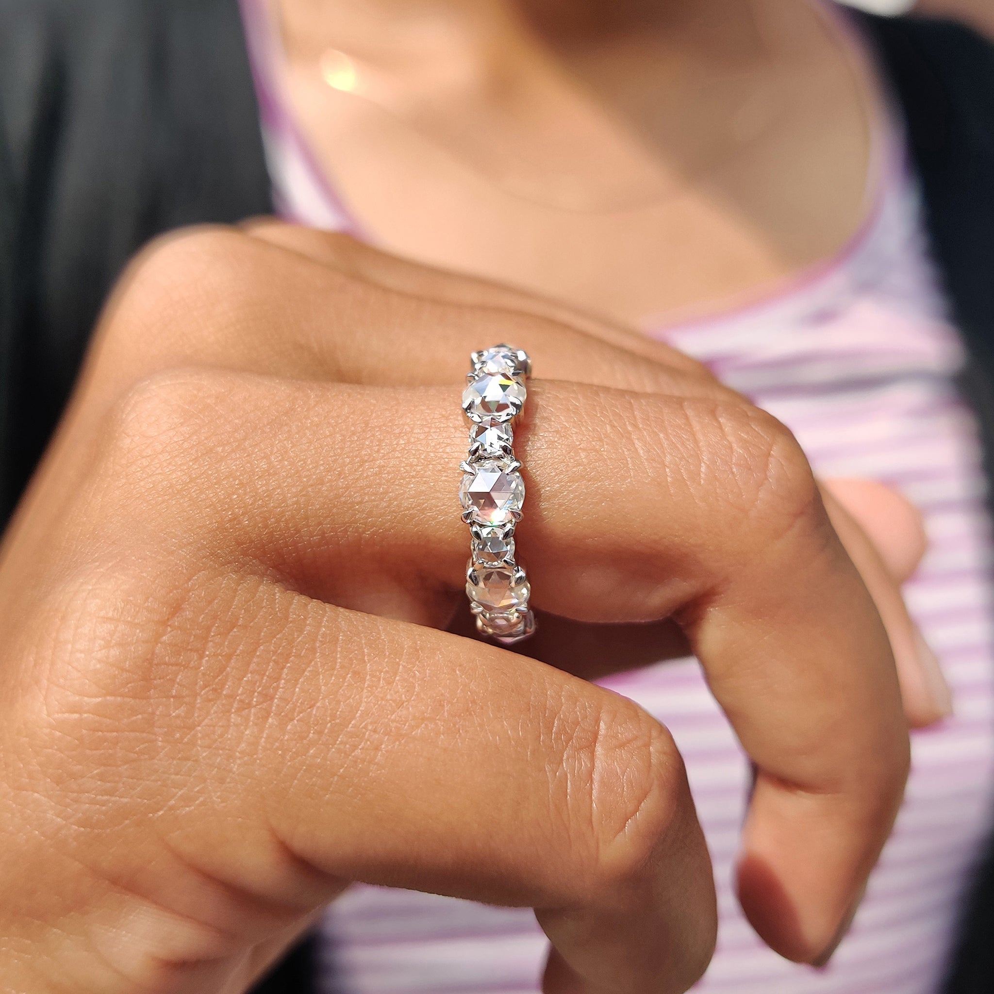 Round Rose Cut Eternity Band In Secure Claw Prong Image secondaire du produit