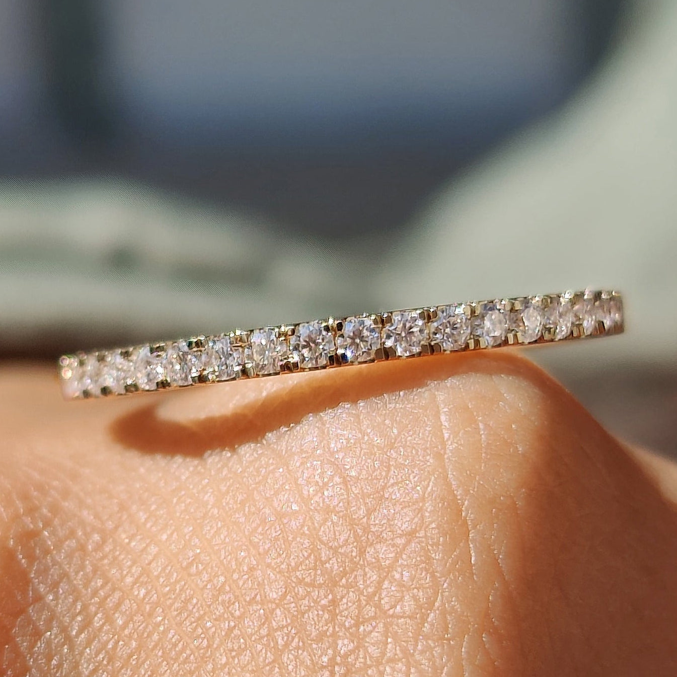 Round Moissanite With Yellow Gold Eternity Band Image principale du produit