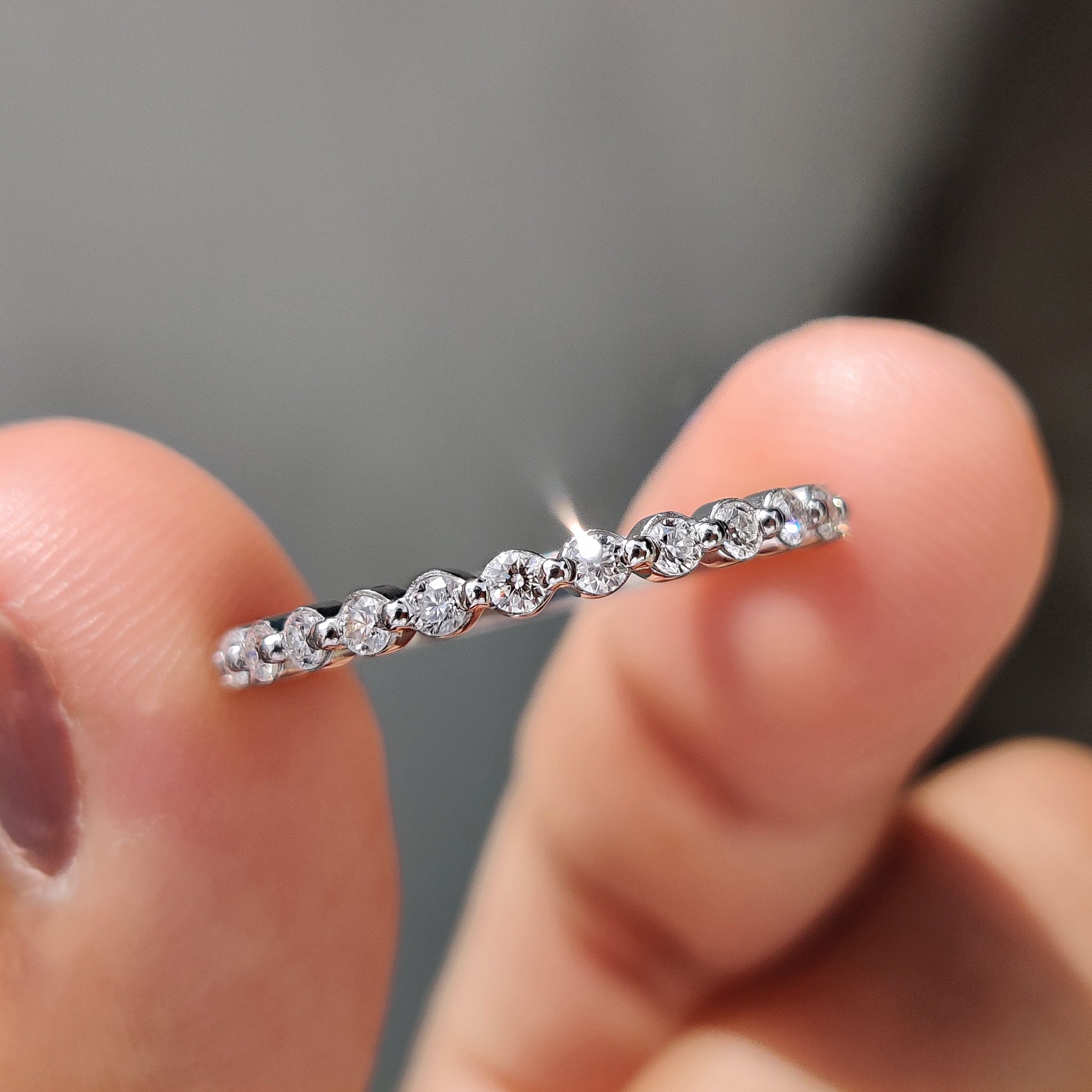 Round Cut Moissanite Shared Prong Wedding Band Image principale du produit