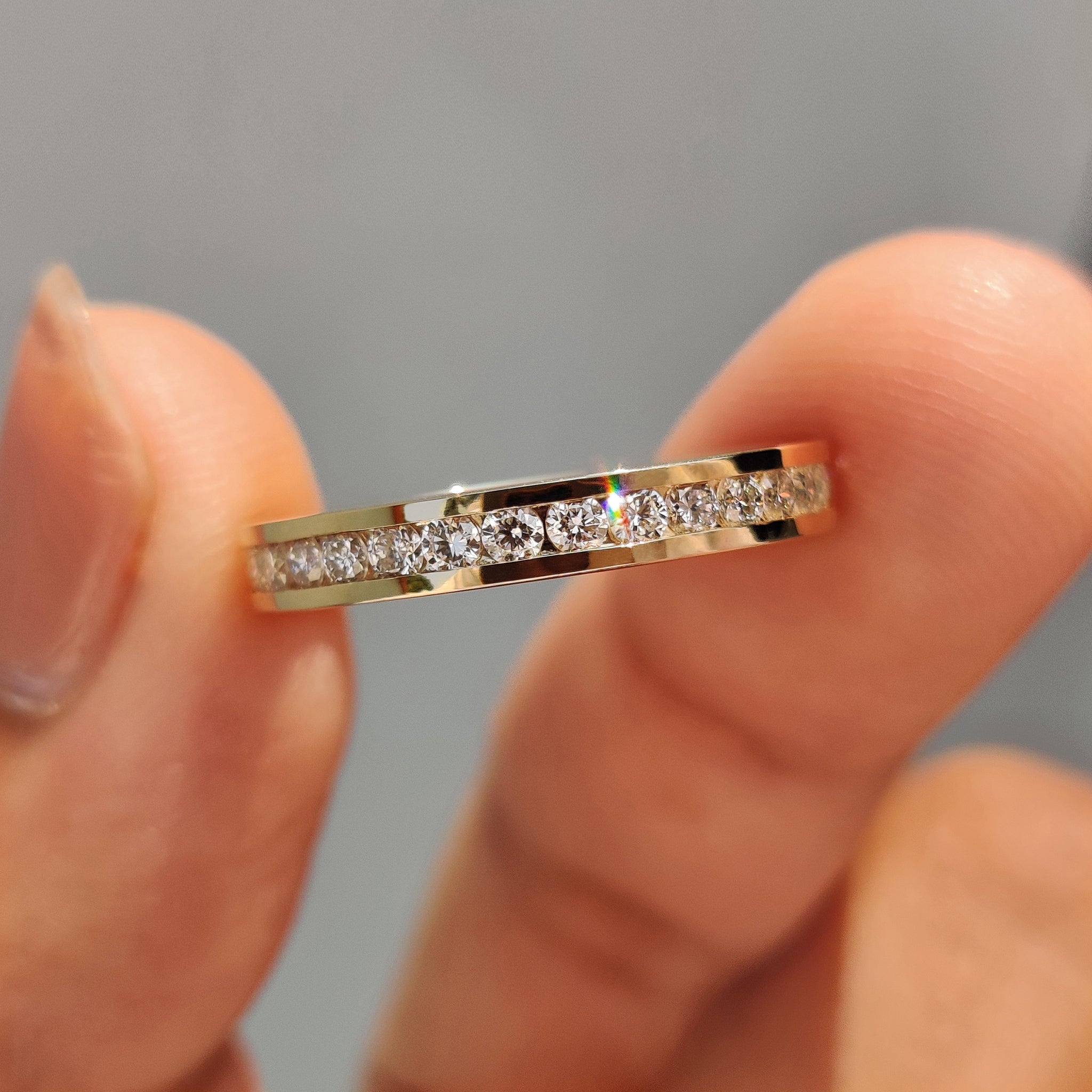 Round Cut Channel Set Diamond Band Image principale du produit