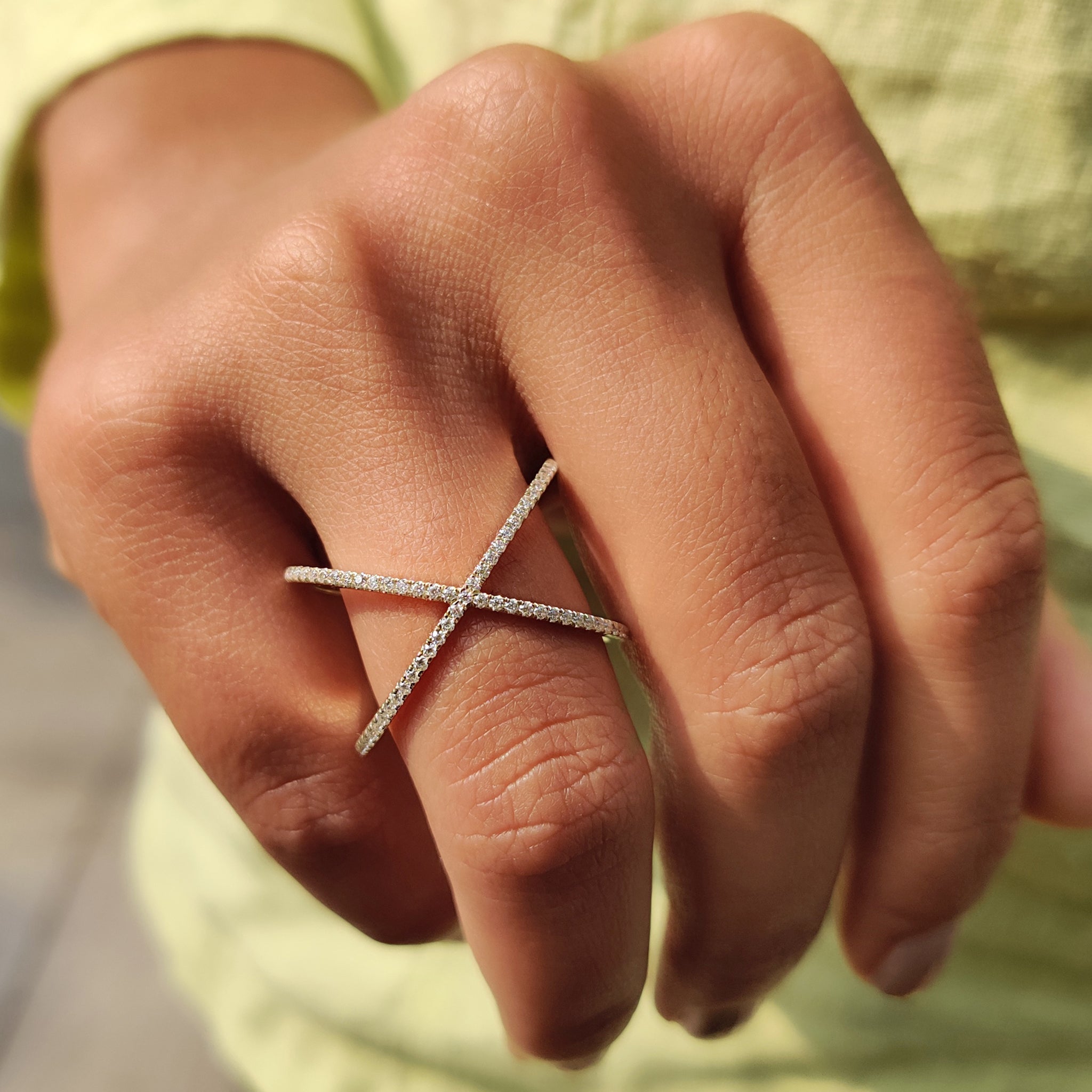 Round Stone Criss Cross Moissanite Band