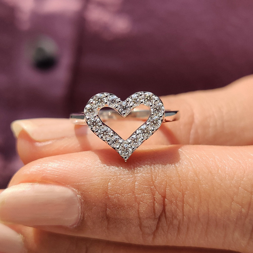Heart Shape Outline Ring With Round Cut Moissanite