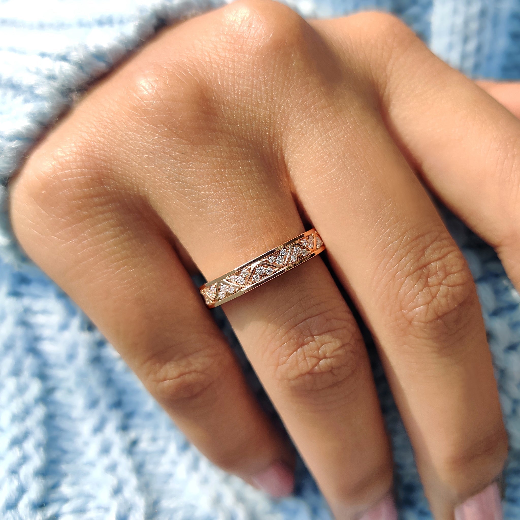 Moissanite Eternity Band With Filigree Detailing Zweitbild