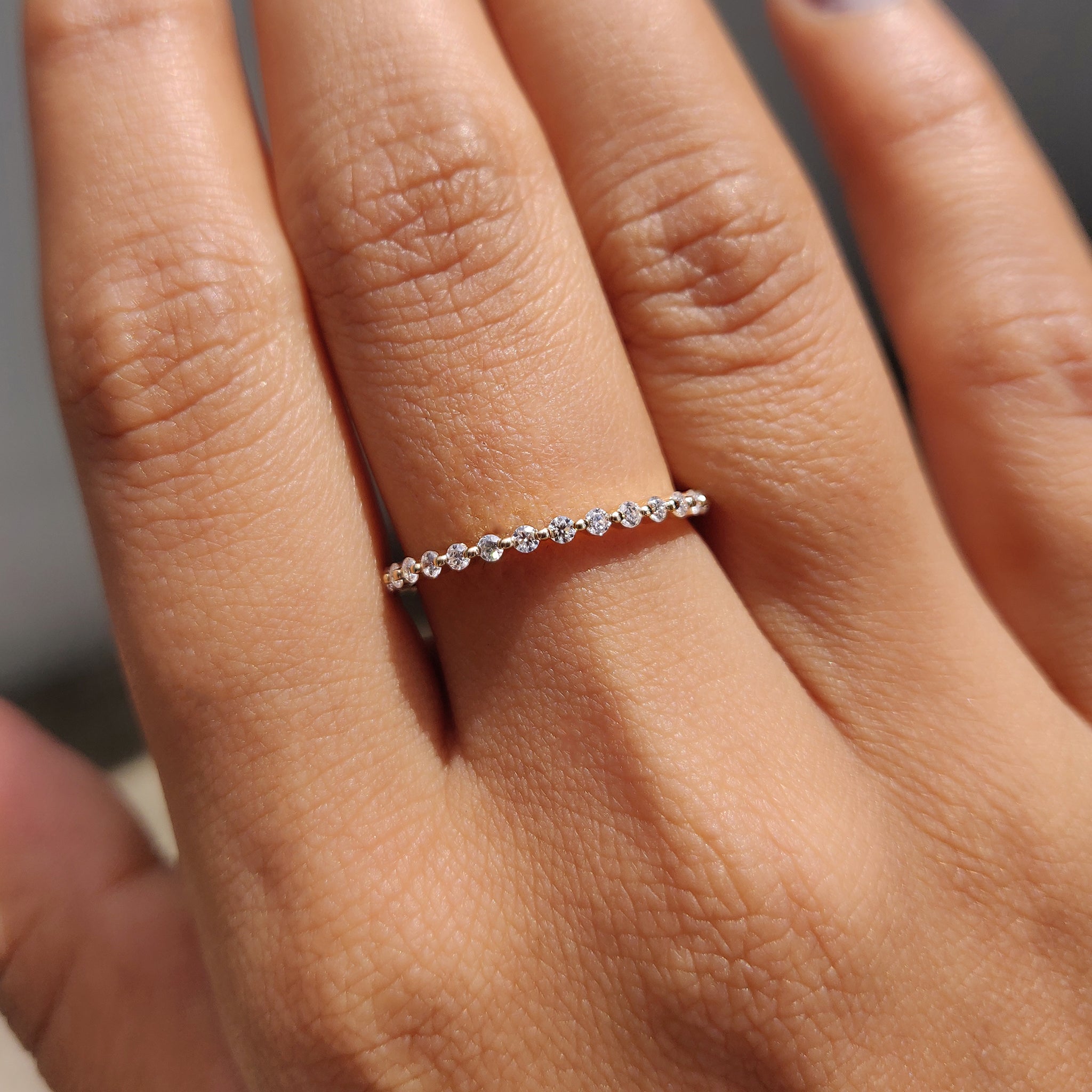 Full Eternity Band With Shared Prong Imagen secundaria del producto