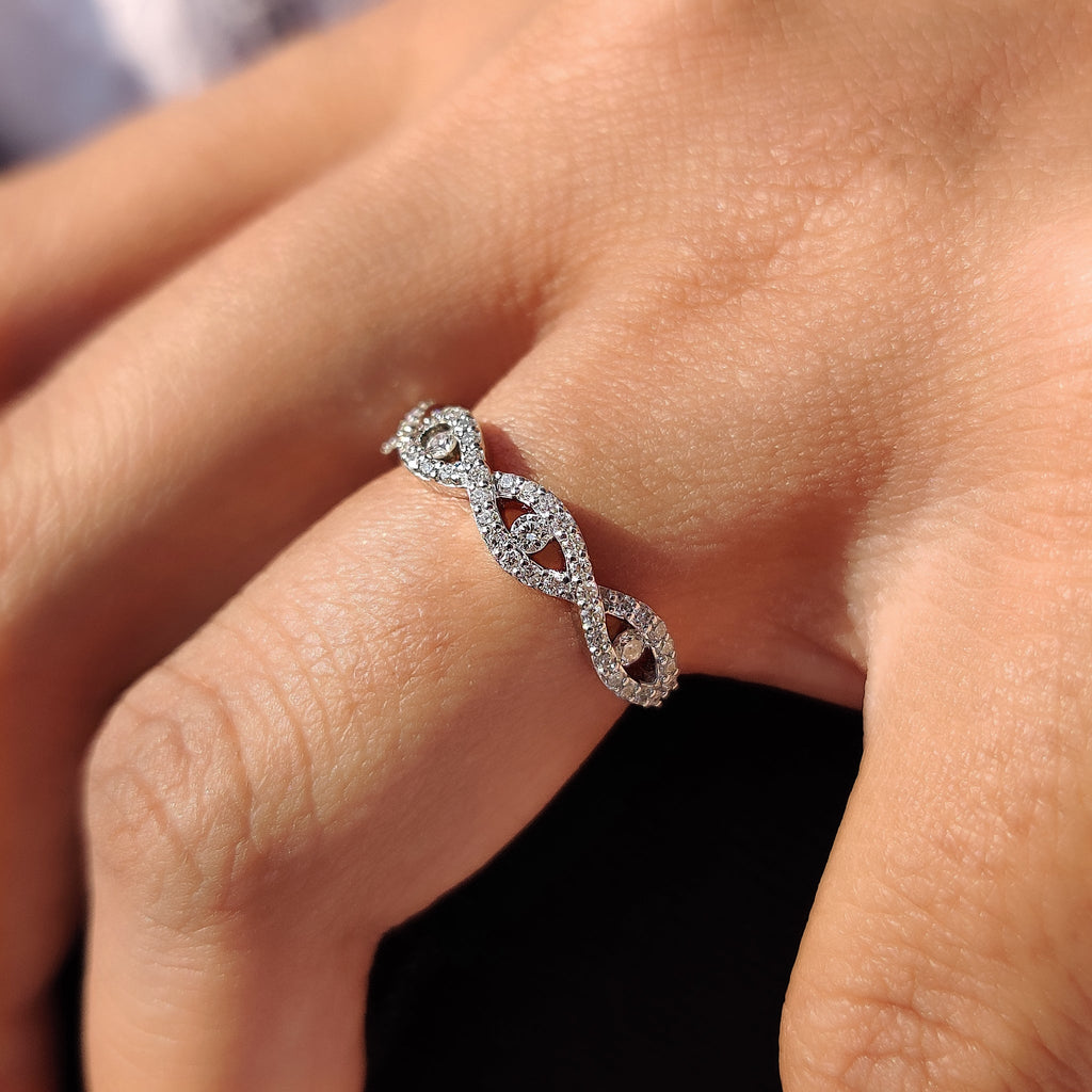 Twisted Diamond Wedding Band With Round Cut