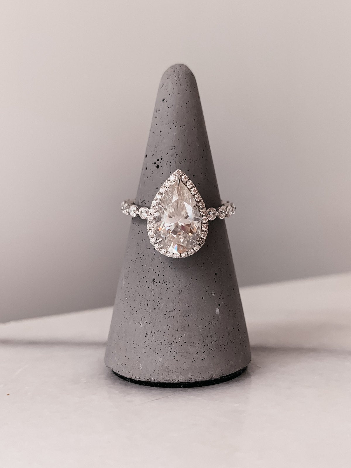 2.0 CT Pear Cut Moissanite Halo Engagement Ring Image principale du produit
