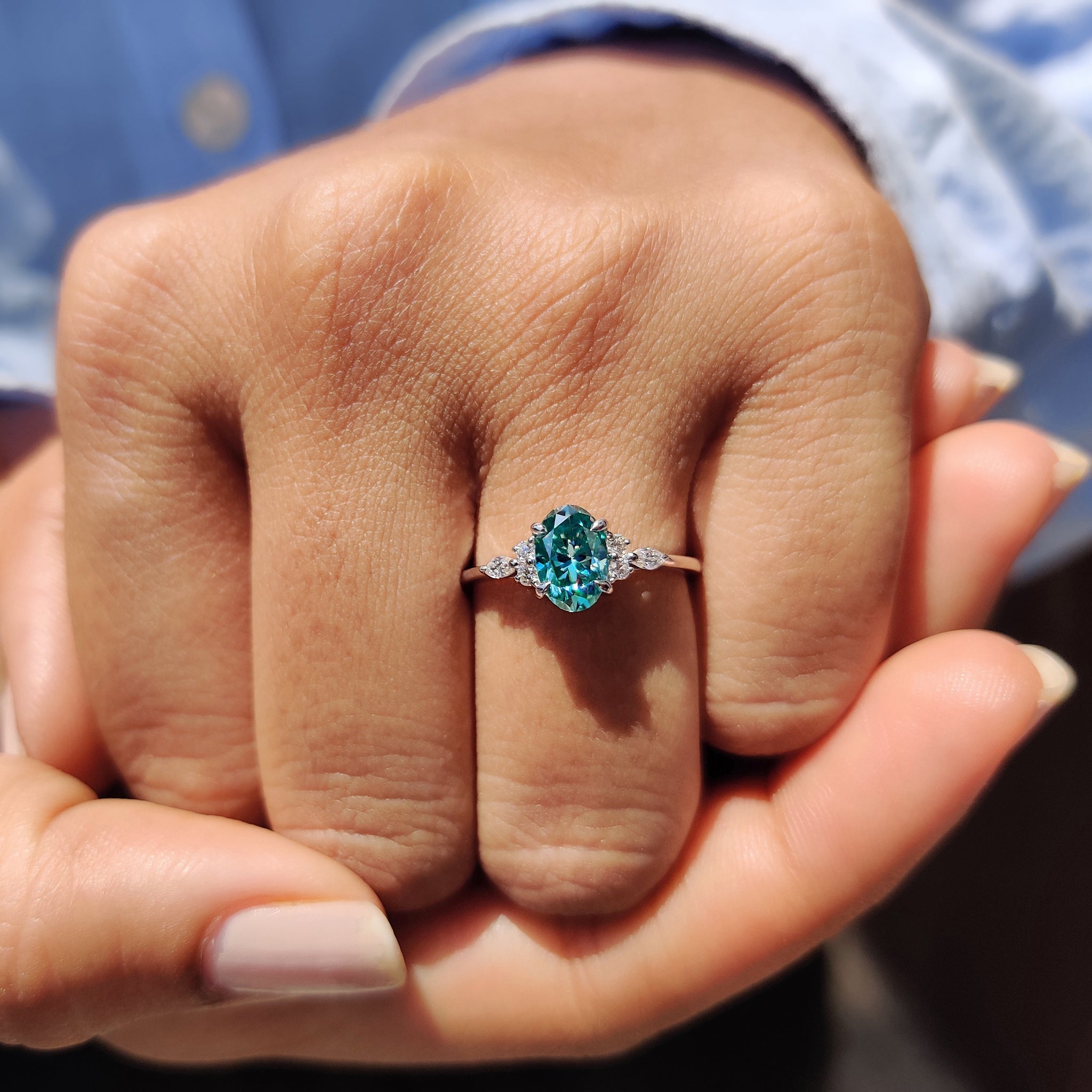 7 Stone Moissanite Ring With Oval Cyan Blue Moissanite Zweitbild