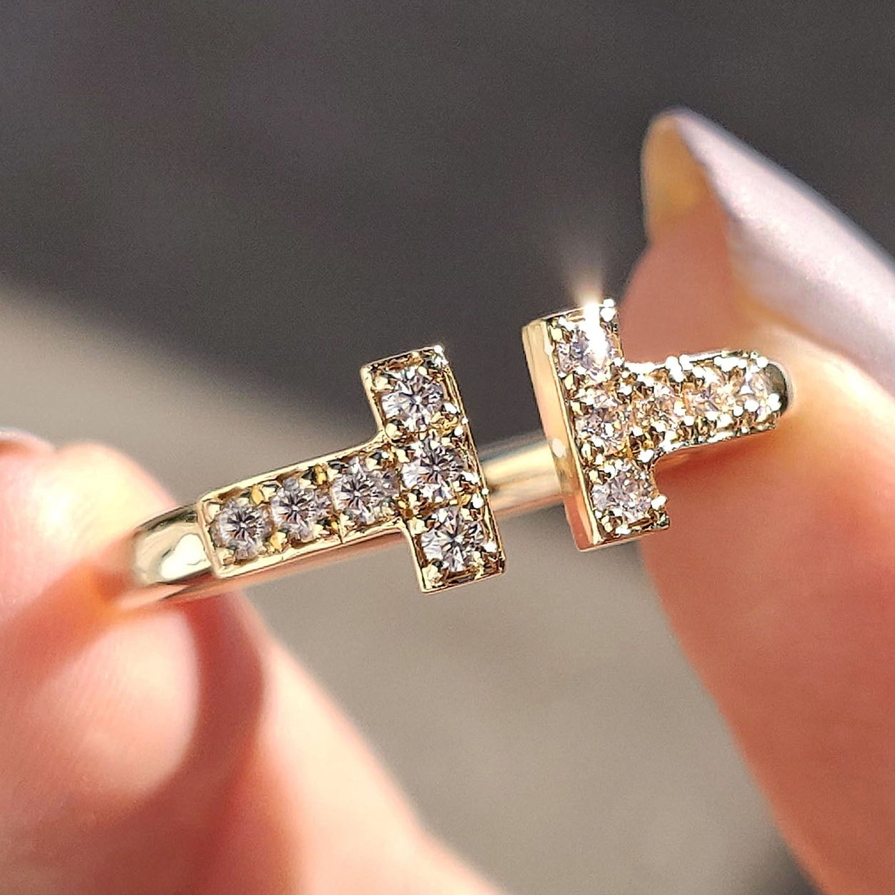Round Moissanite Wedding Band In Open Gap Setting Immagine principale del prodotto