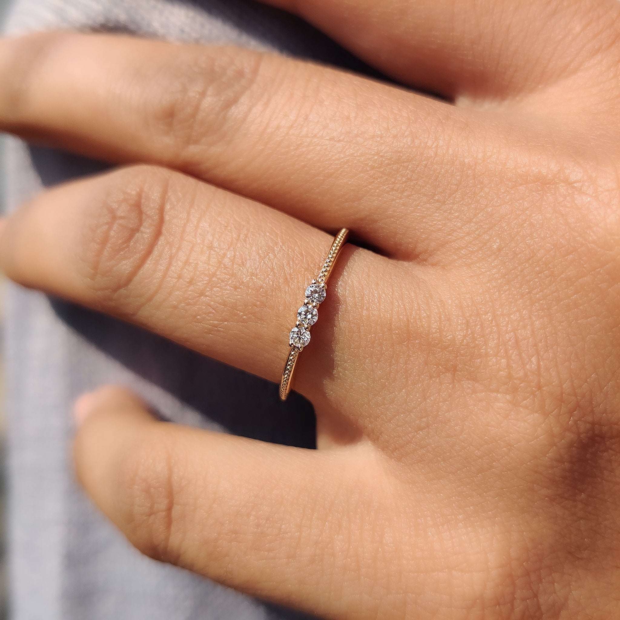 3 Stone Round Cut Diamond Milgrain Wedding Band Immagine secondaria del prodotto