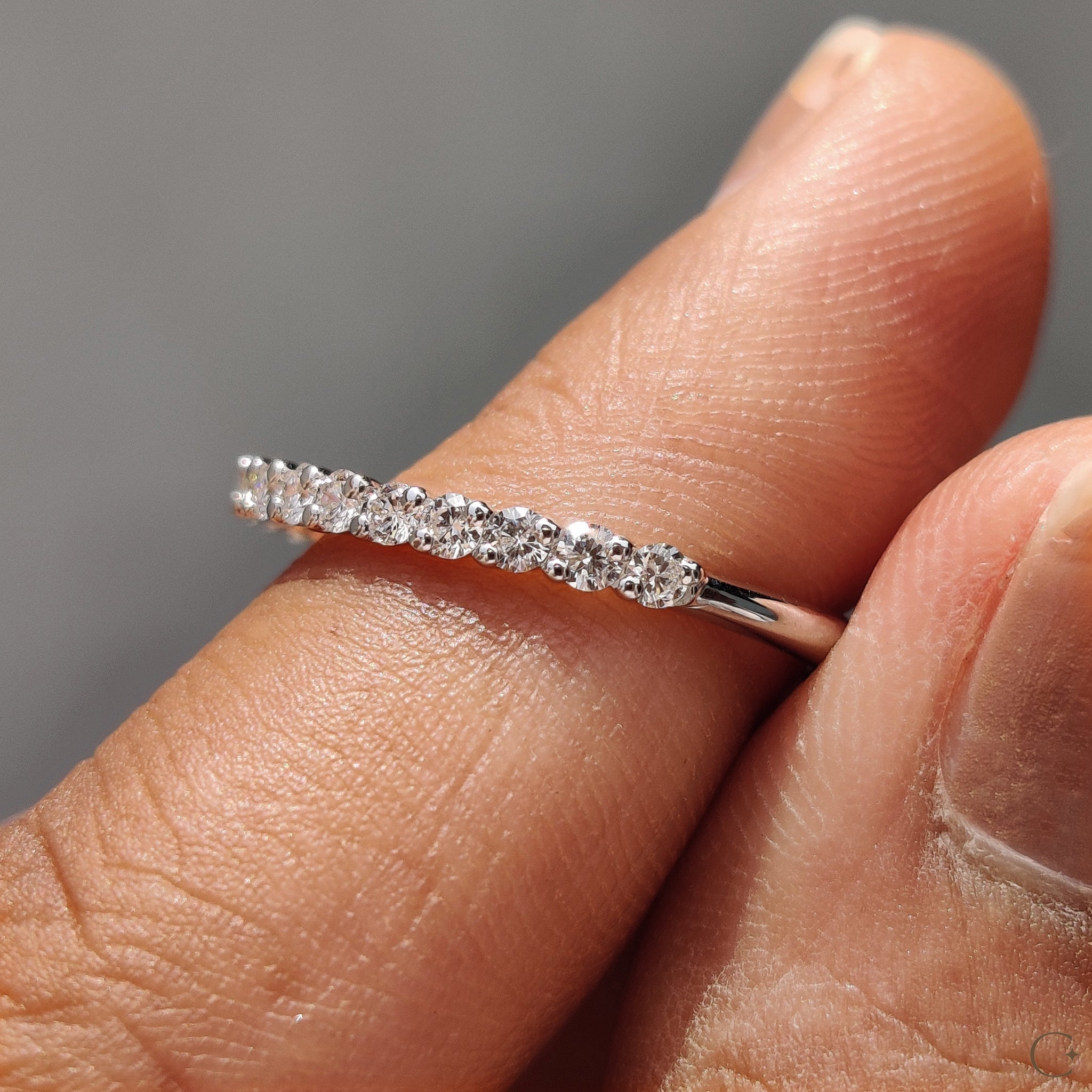 Diamond Half Eternity Band with Round Cut Imagen secundaria del producto