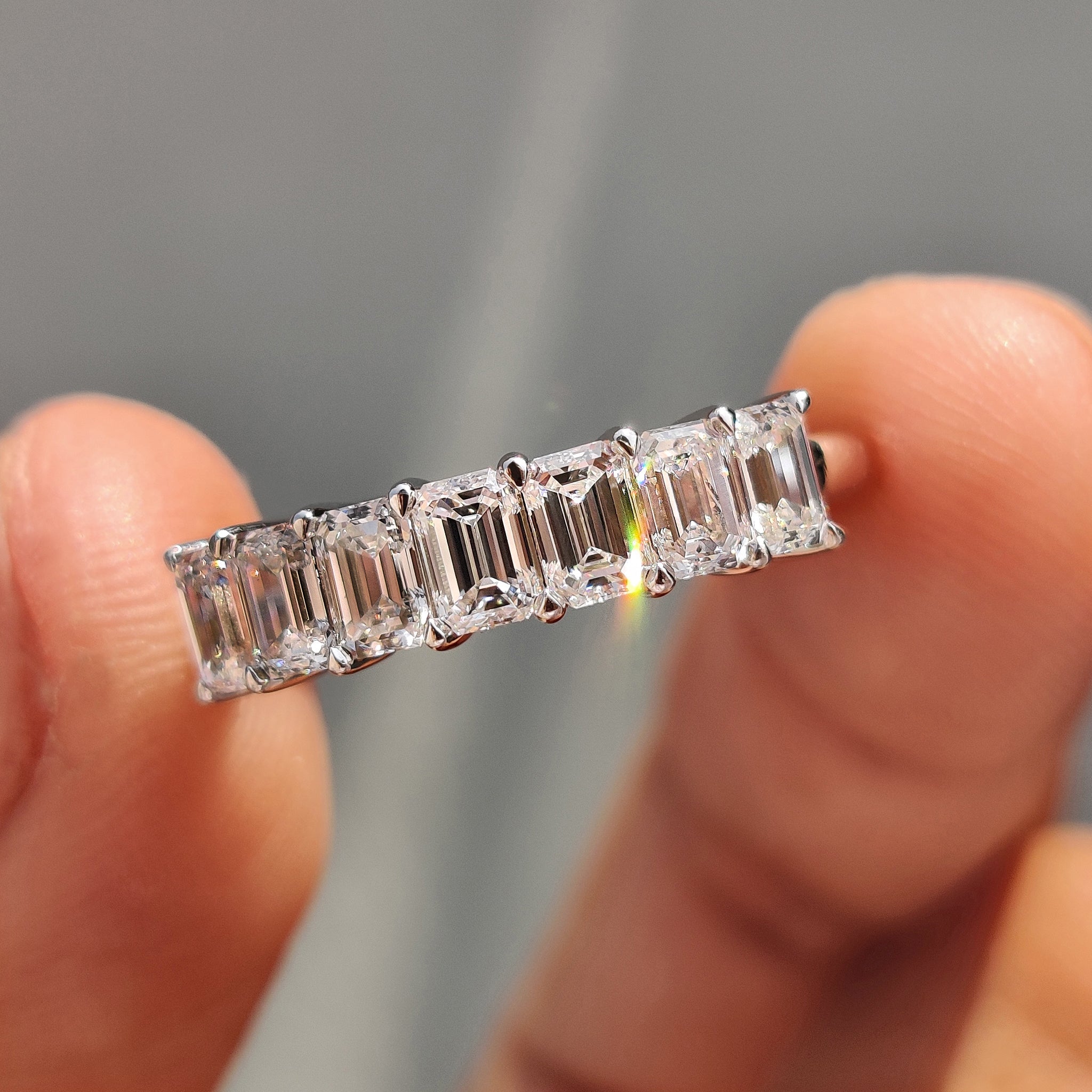 Emerald Cut Wedding Band - 7 Lab Diamonds Imagen secundaria del producto