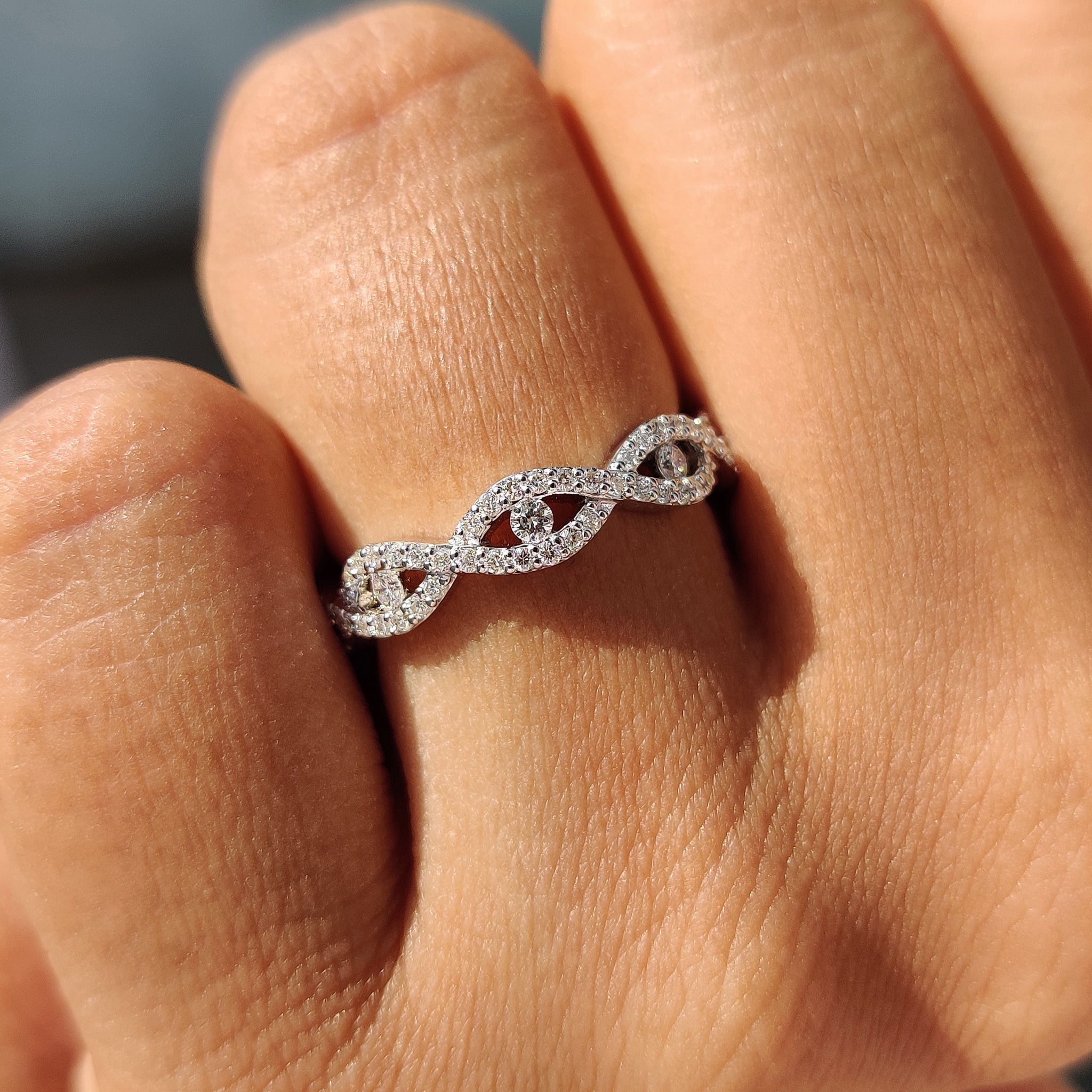 Evil Eye Infinity Wedding Band In White Gold Imagen secundaria del producto