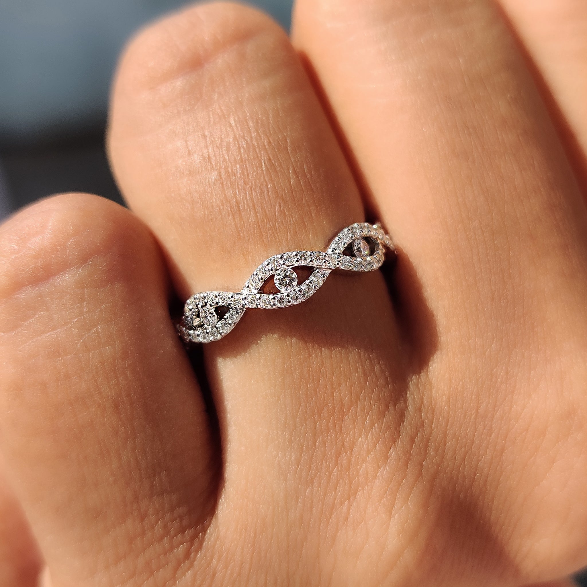 Twisted Diamond Wedding Band With Round Cut