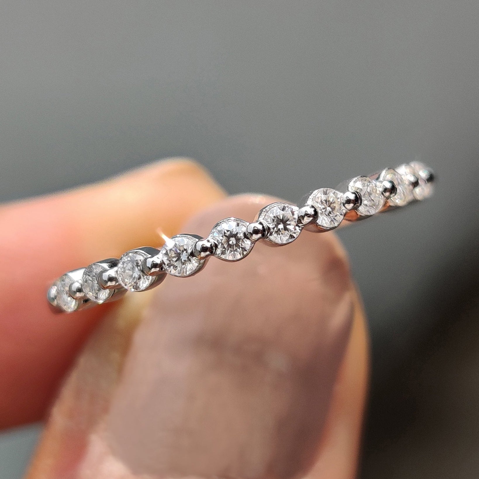 Round Cut Floating Bubble Wedding Band In Half Eternity Style Image principale du produit
