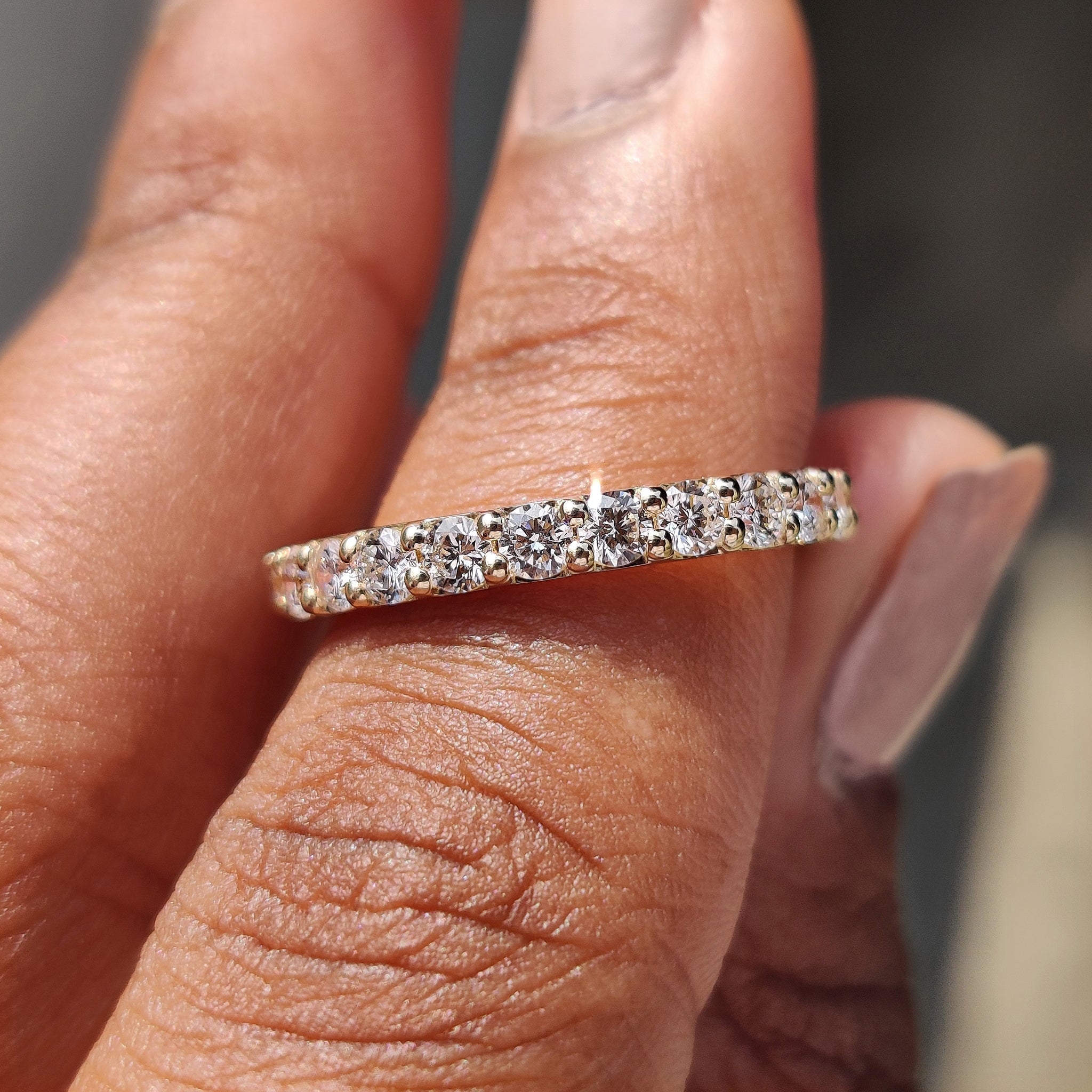 Round Cut Eternity Yellow Gold Wedding Band Image principale du produit