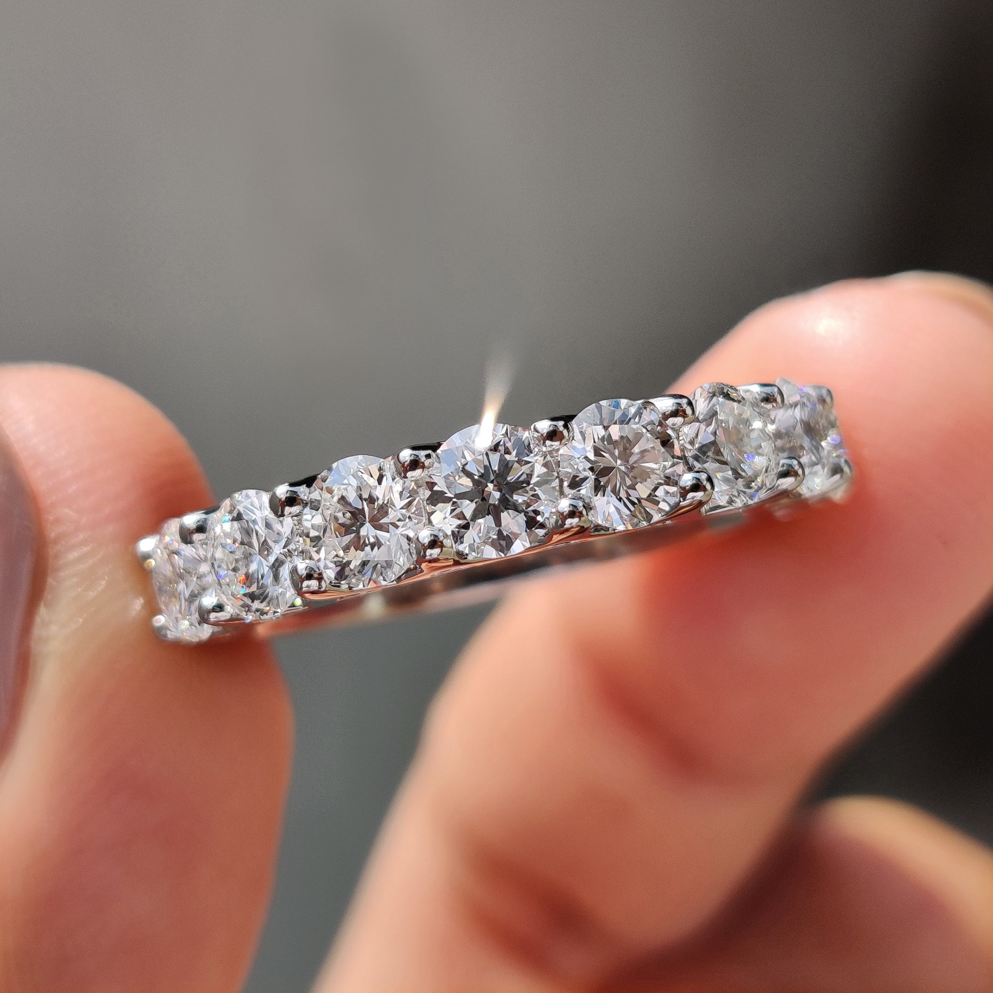 Round Cut Diamond Half Eternity Band In Secure Prong Style Image principale du produit