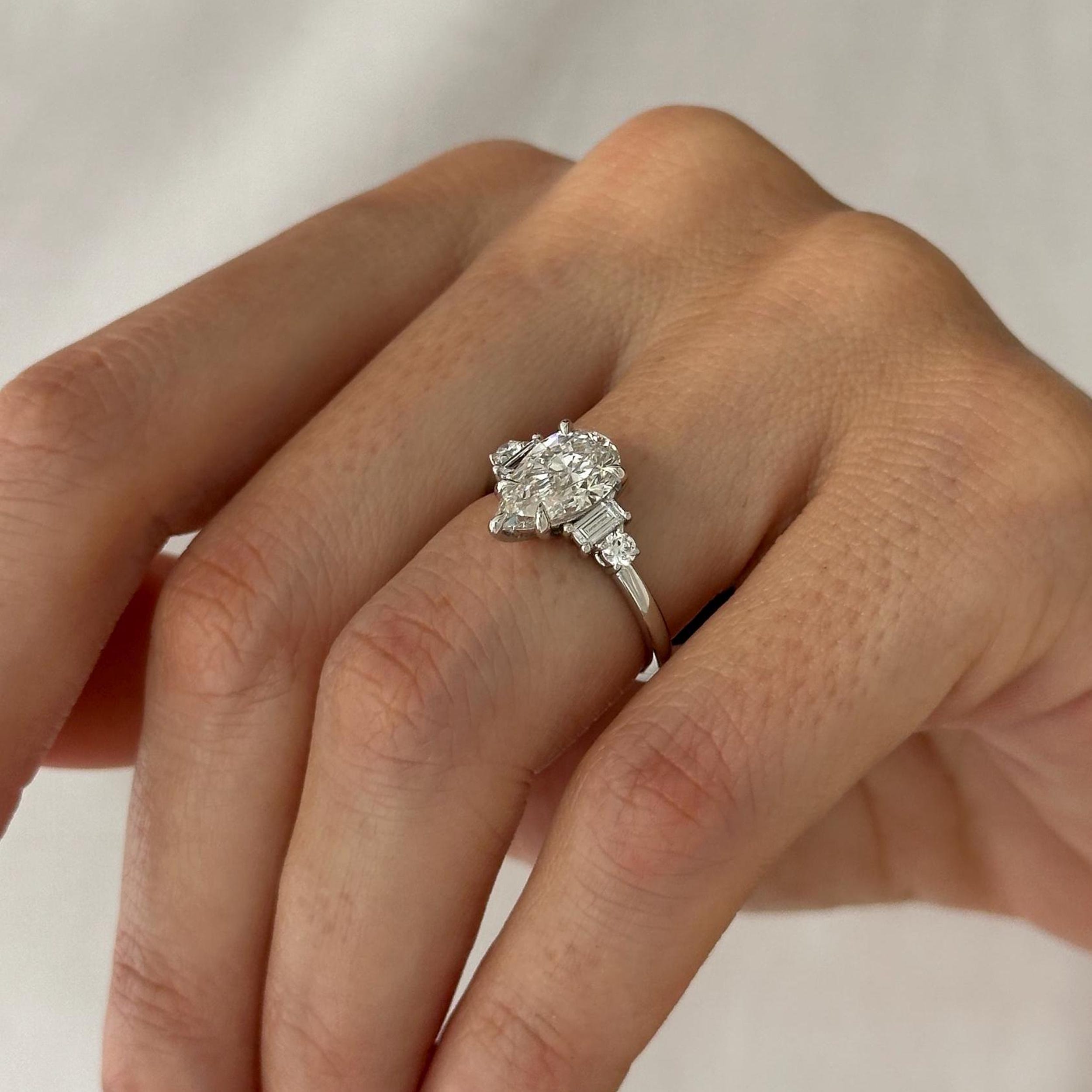 2.0 CT Pear Cut Moissanite Five Stone Style Engagement Ring Image secondaire du produit