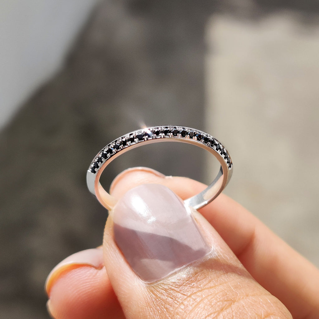 Knife Edge Wedding Band With Black Moissanite