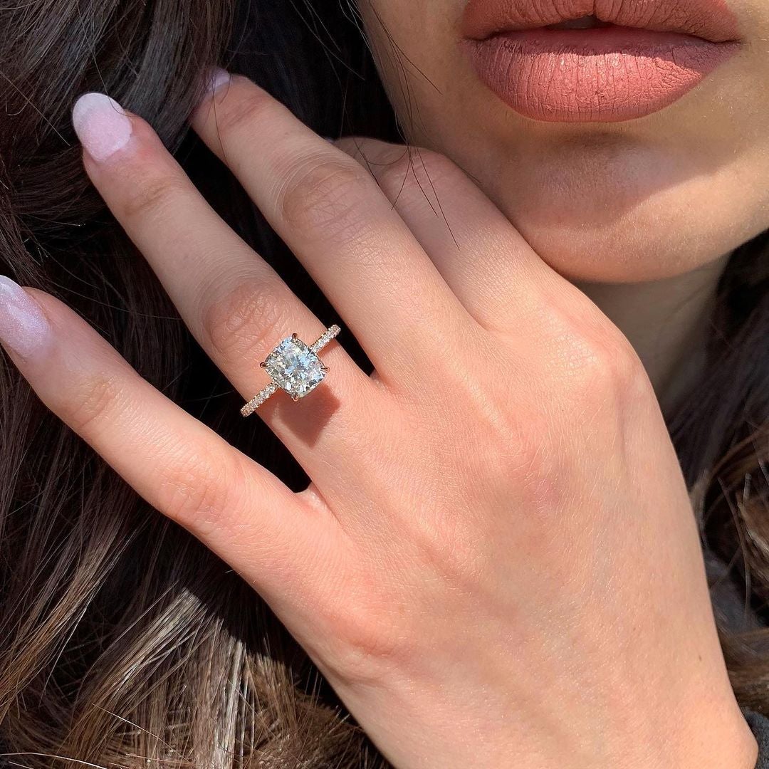 1.80 CT Cushion Cut Moissanite Pave Engagement Ring Image principale du produit