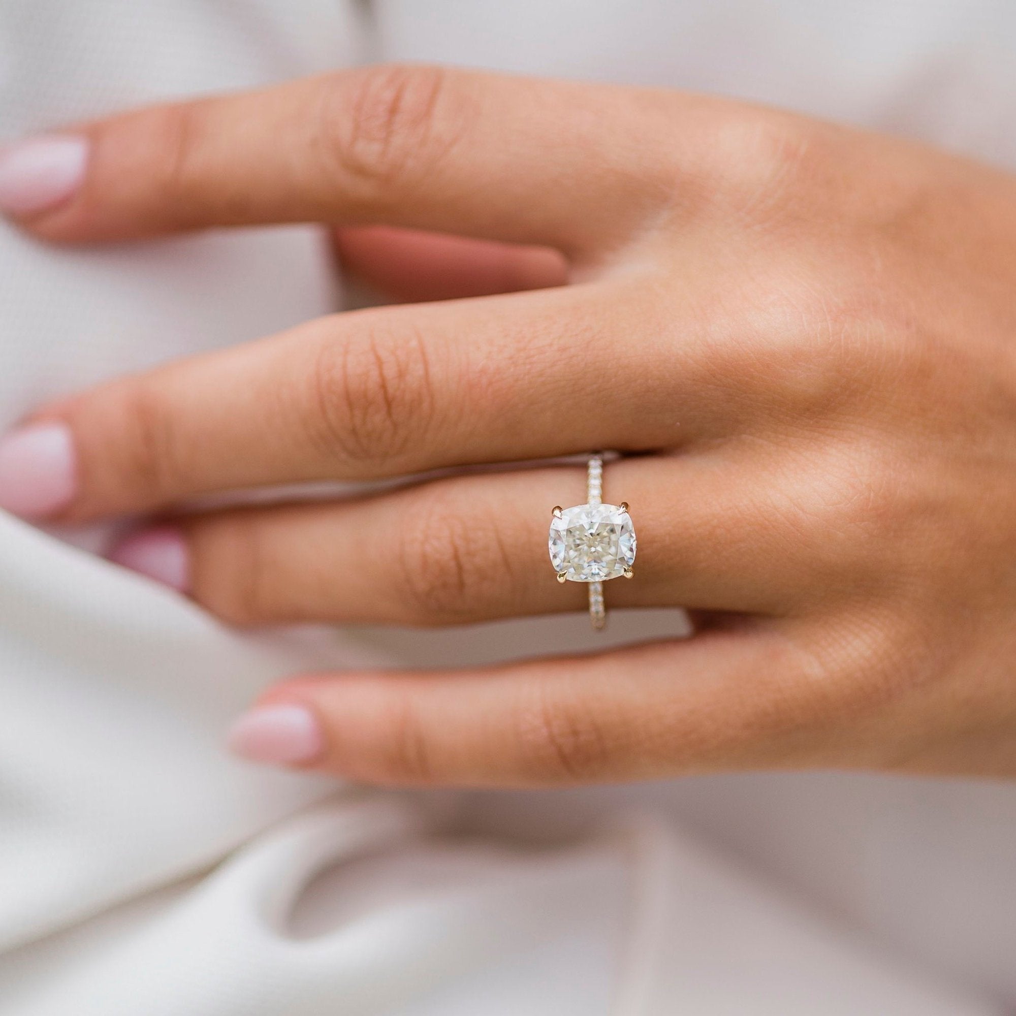 1.80 - 3.80 CT Cushion Cut Moissanite Hidden Halo Pave Setting Engagement Ring Image secondaire du produit