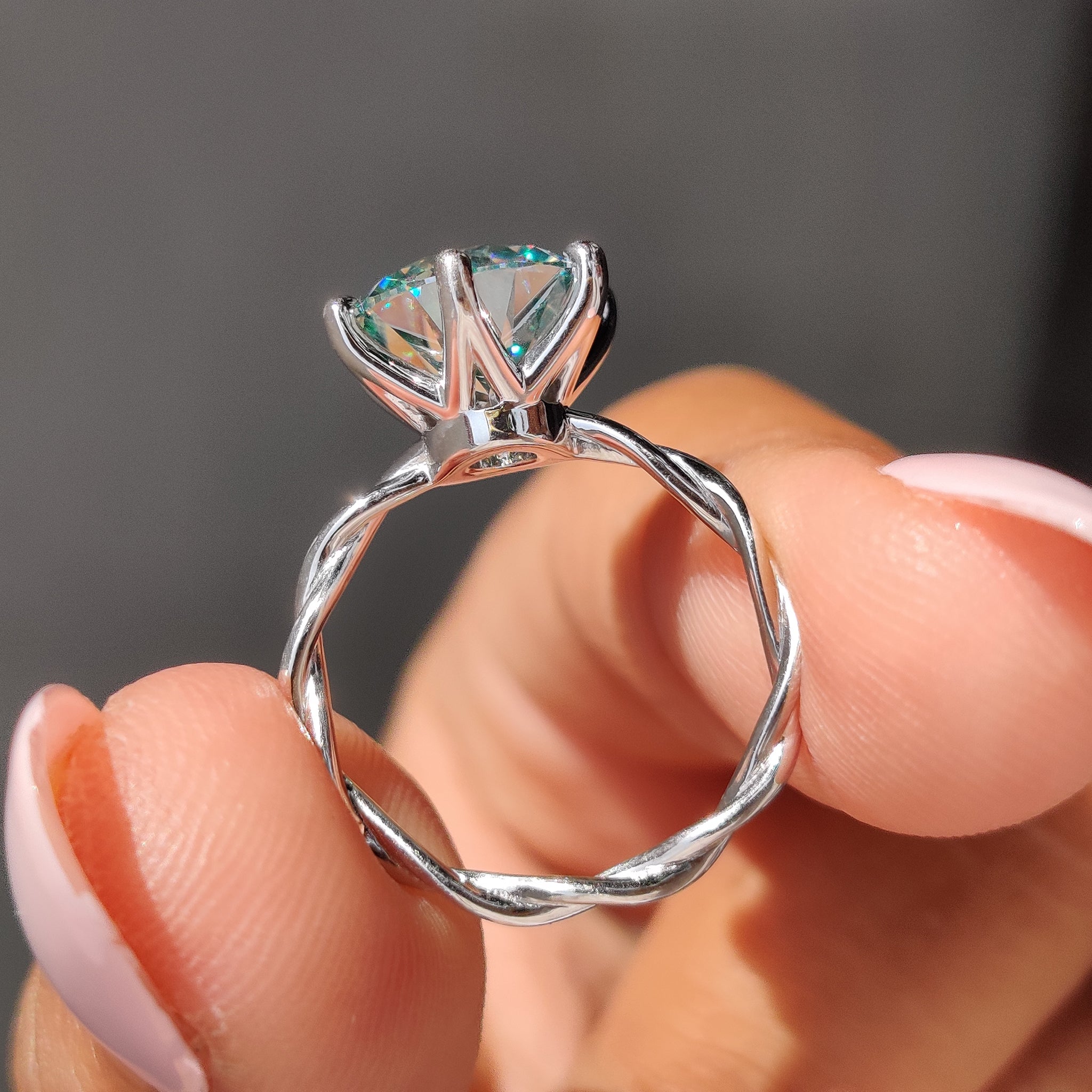 Round Cut Solitaire Ring  With  Twisted Side Band Immagine secondaria del prodotto