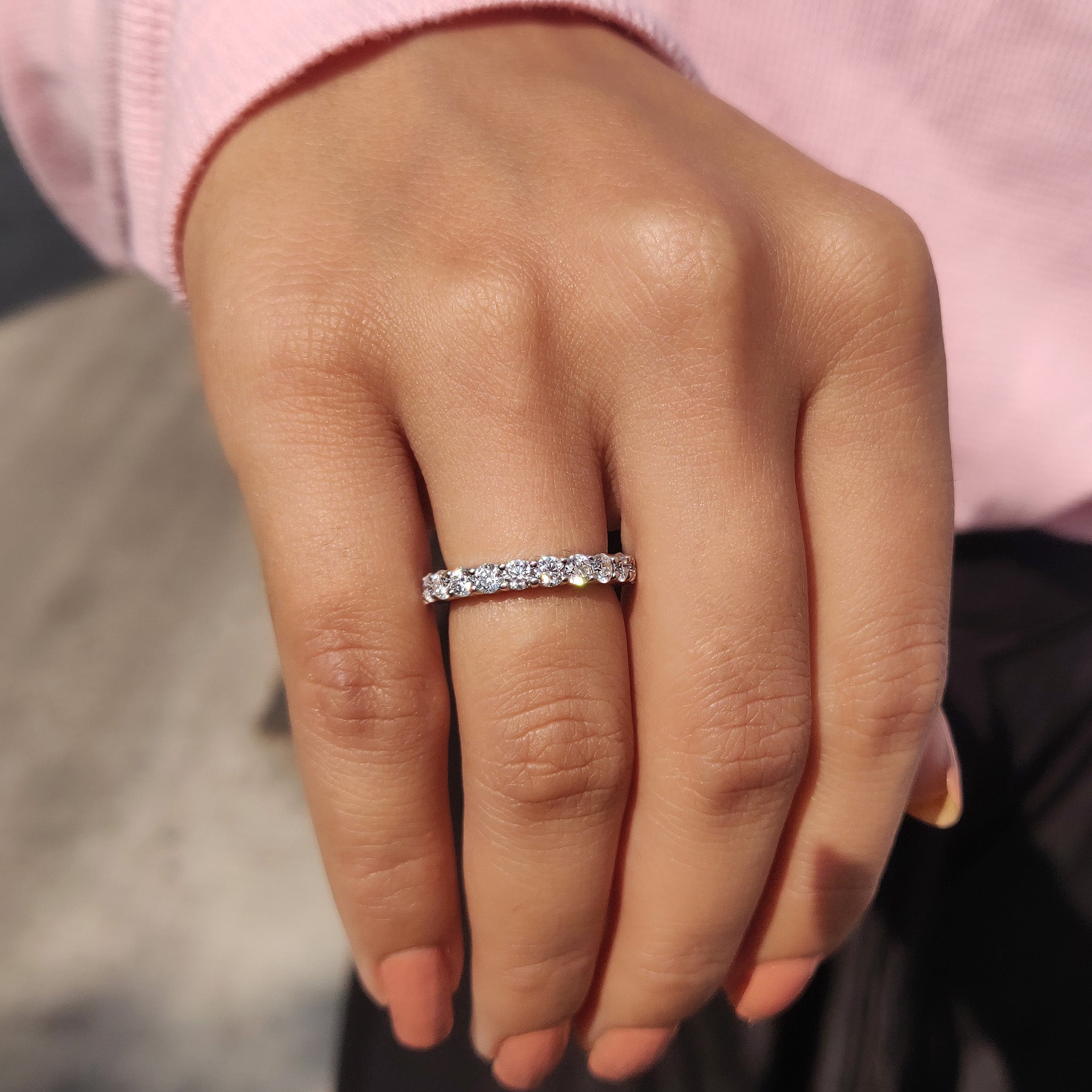 Round Diamond Eternity Band - White Gold Image secondaire du produit