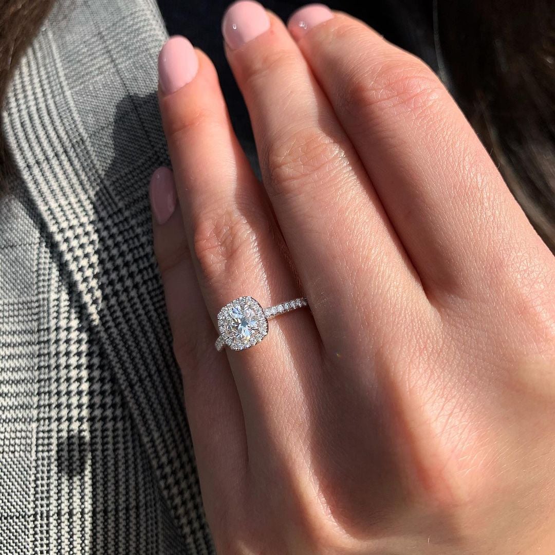 2.15 CT Cushion Cut Moissanite Halo Setting Engagement Ring Image principale du produit