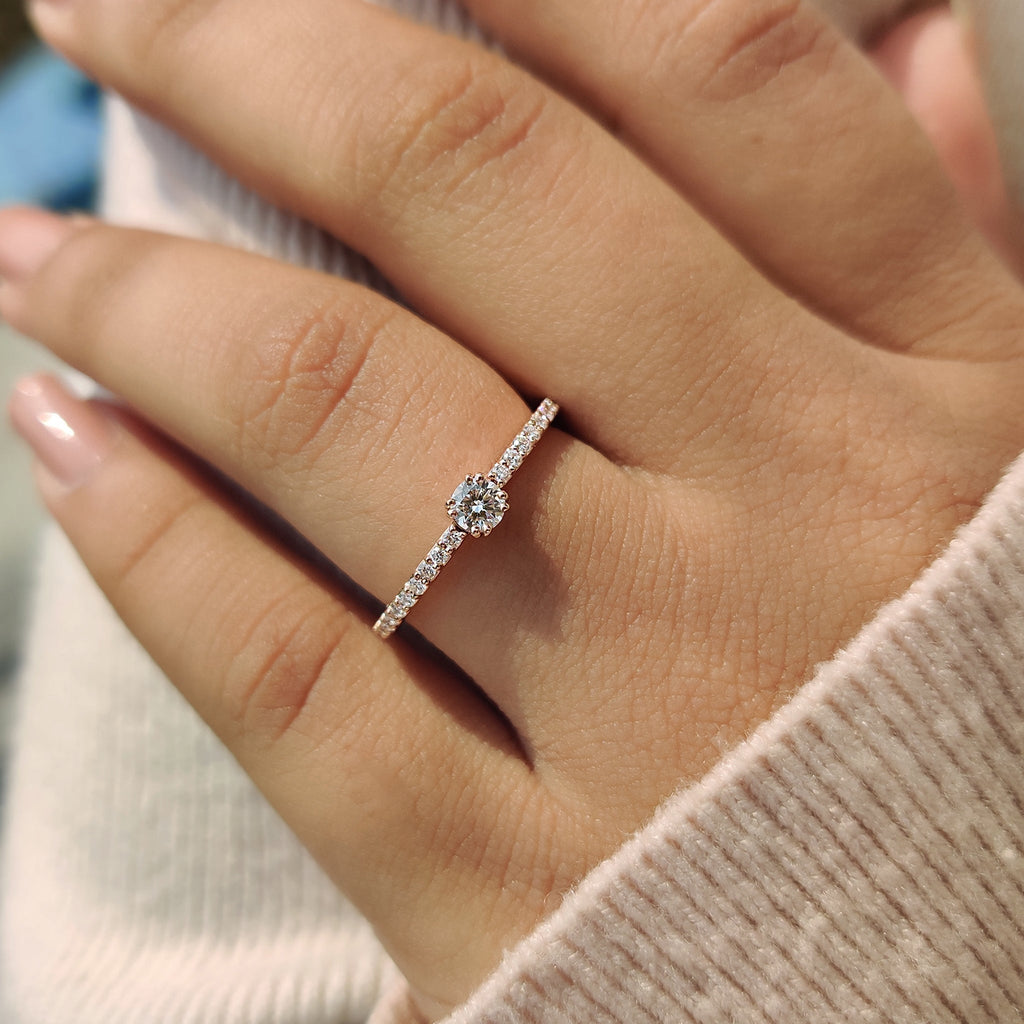 Round Cut Minimalist Engagement Ring