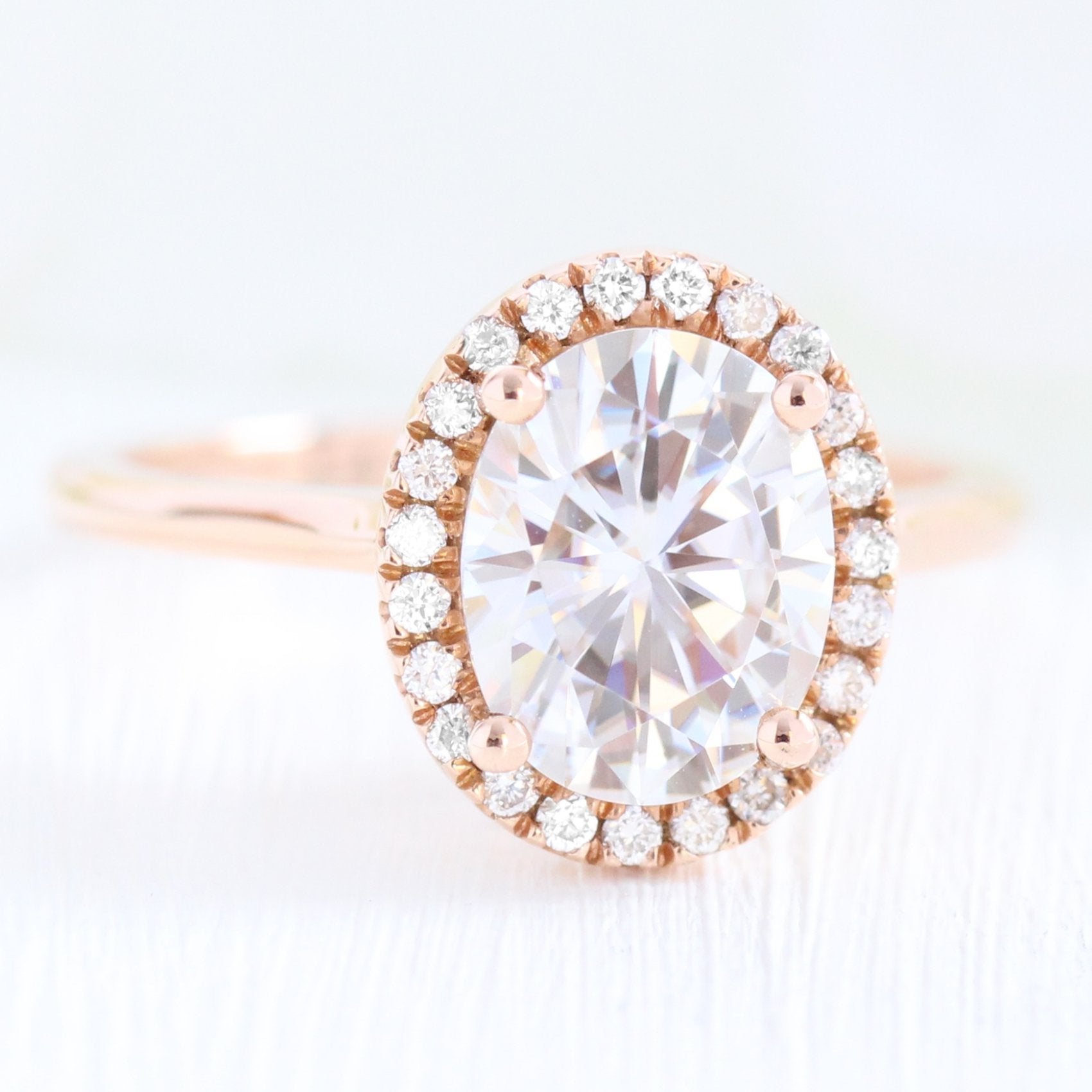 2.0 CT Oval Cut Moissanite Halo Engagement Ring Image principale du produit