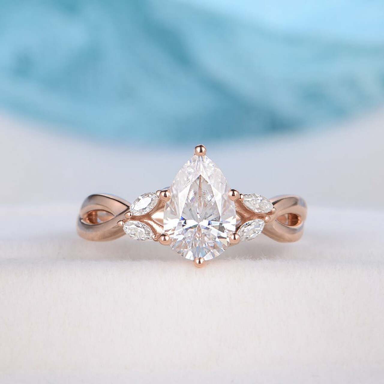 1.33CT Pear Cut Split Shank Moissanite Engagement Ring Imagen principal del producto