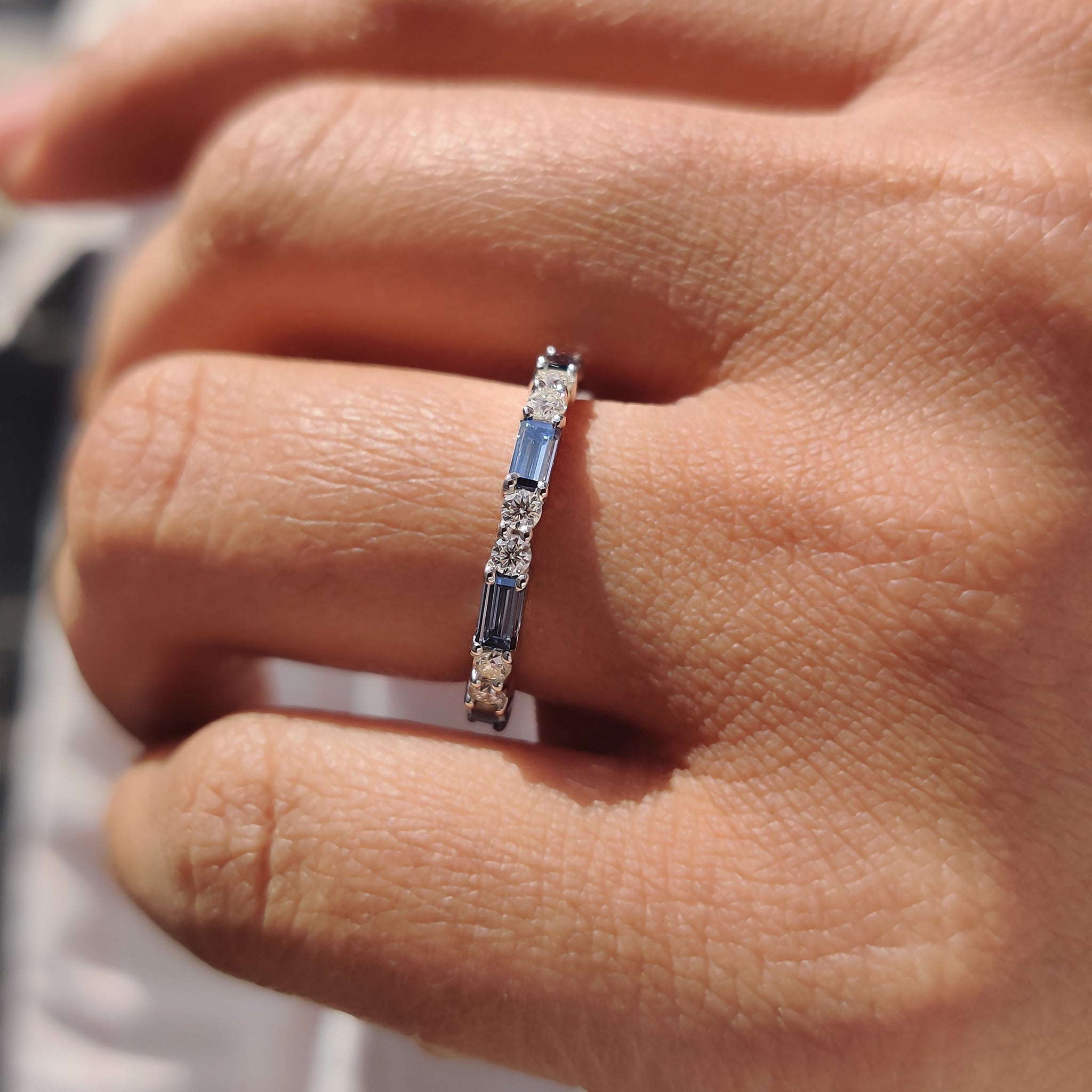Blue Moissanite Baguette Cut Half Eternity Band Imagen secundaria del producto