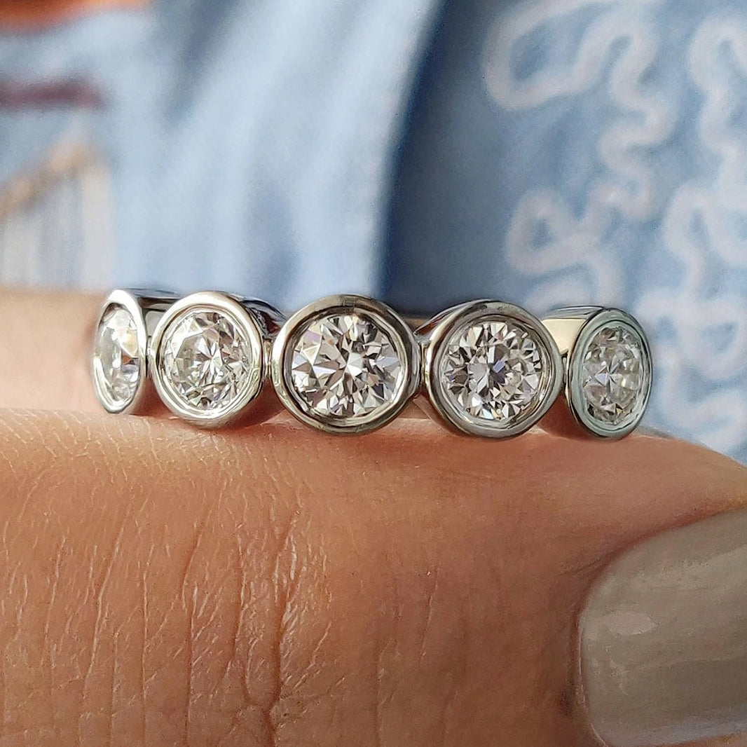 5 Stone Moissanite Band With Round Cut Immagine principale del prodotto