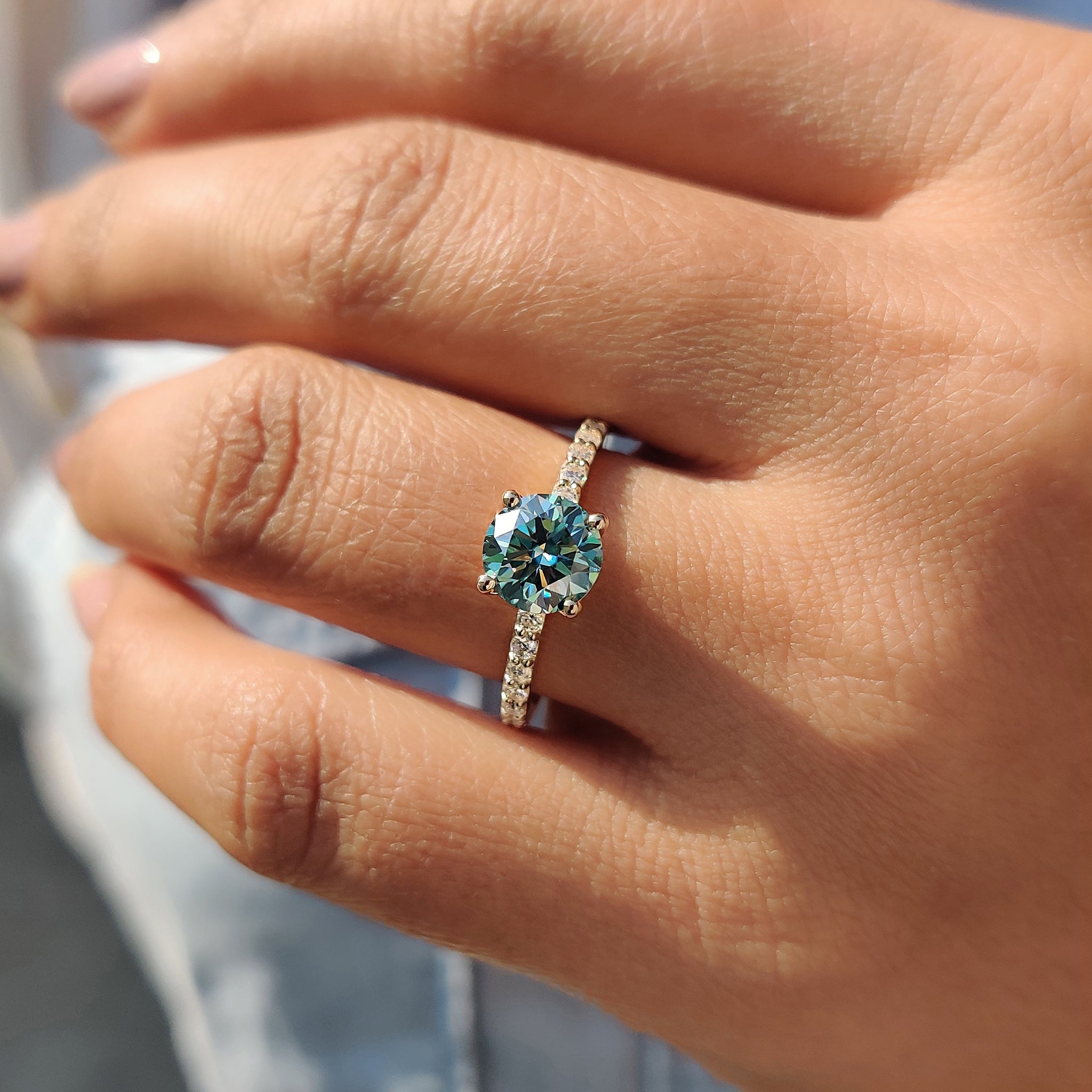 Round Cut Engagement Ring With Round Cut Pave Style Immagine secondaria del prodotto