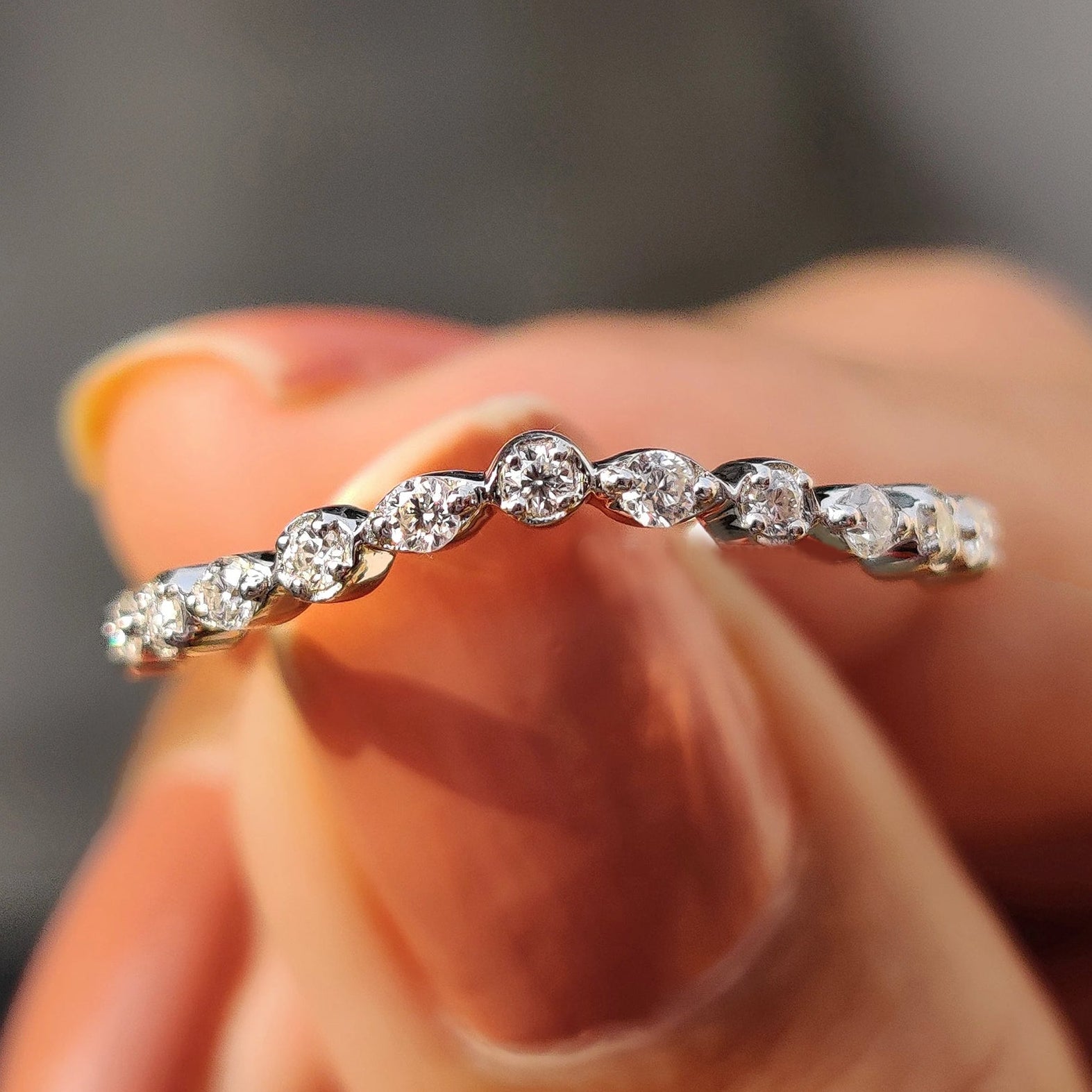Round Cut Curved Moissanite Wedding Band Image principale du produit