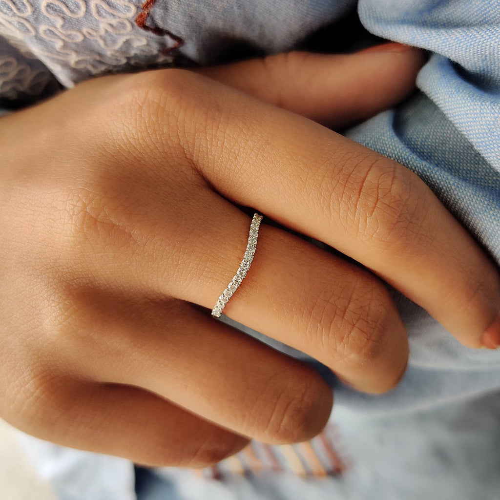 Danity Curvy White Gold Wedding Band