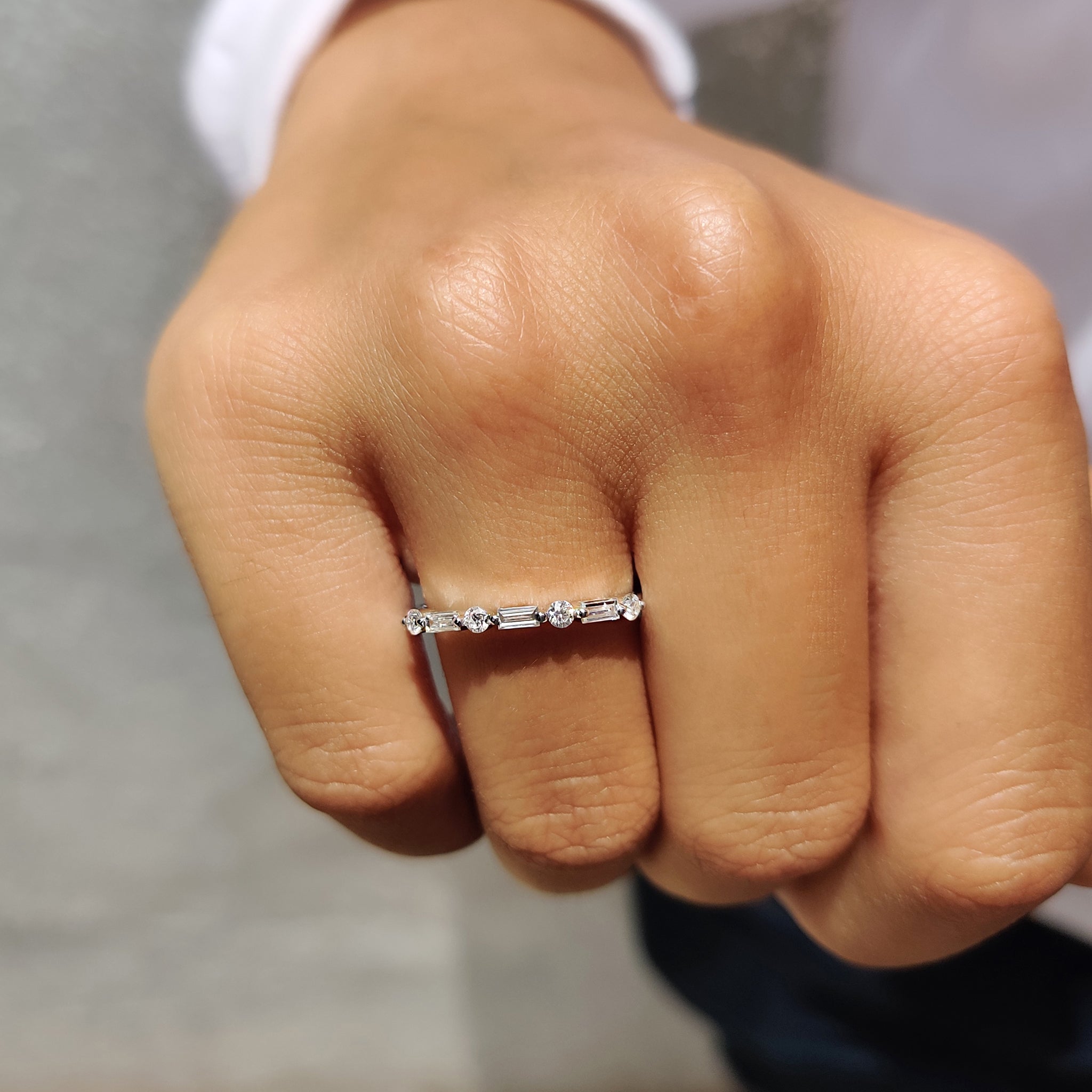 Shared Prong Eternity Band With Round And Baguette Moissanite Immagine secondaria del prodotto