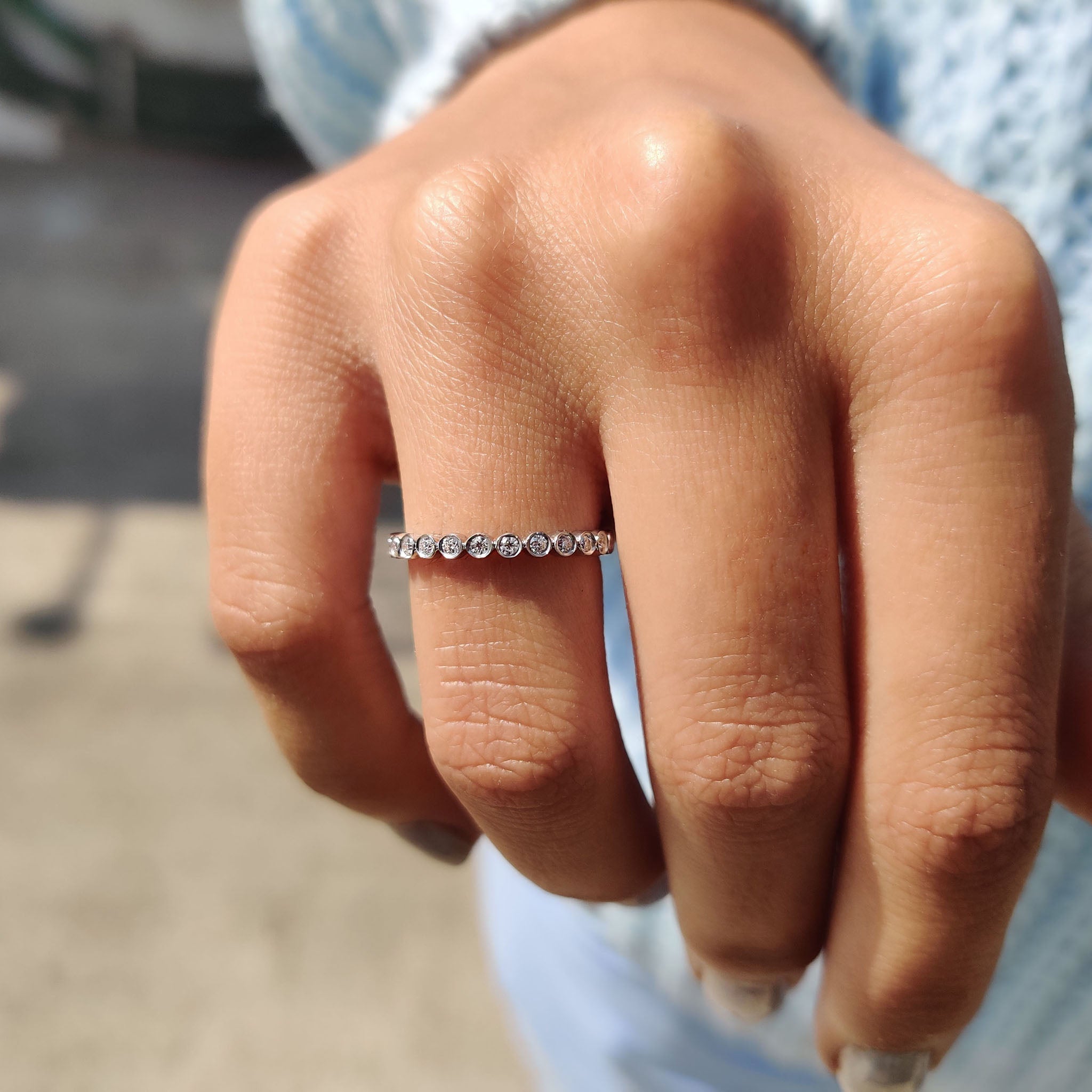 Round Eternity Band In a Smooth Bezel Set Design Hauptbild