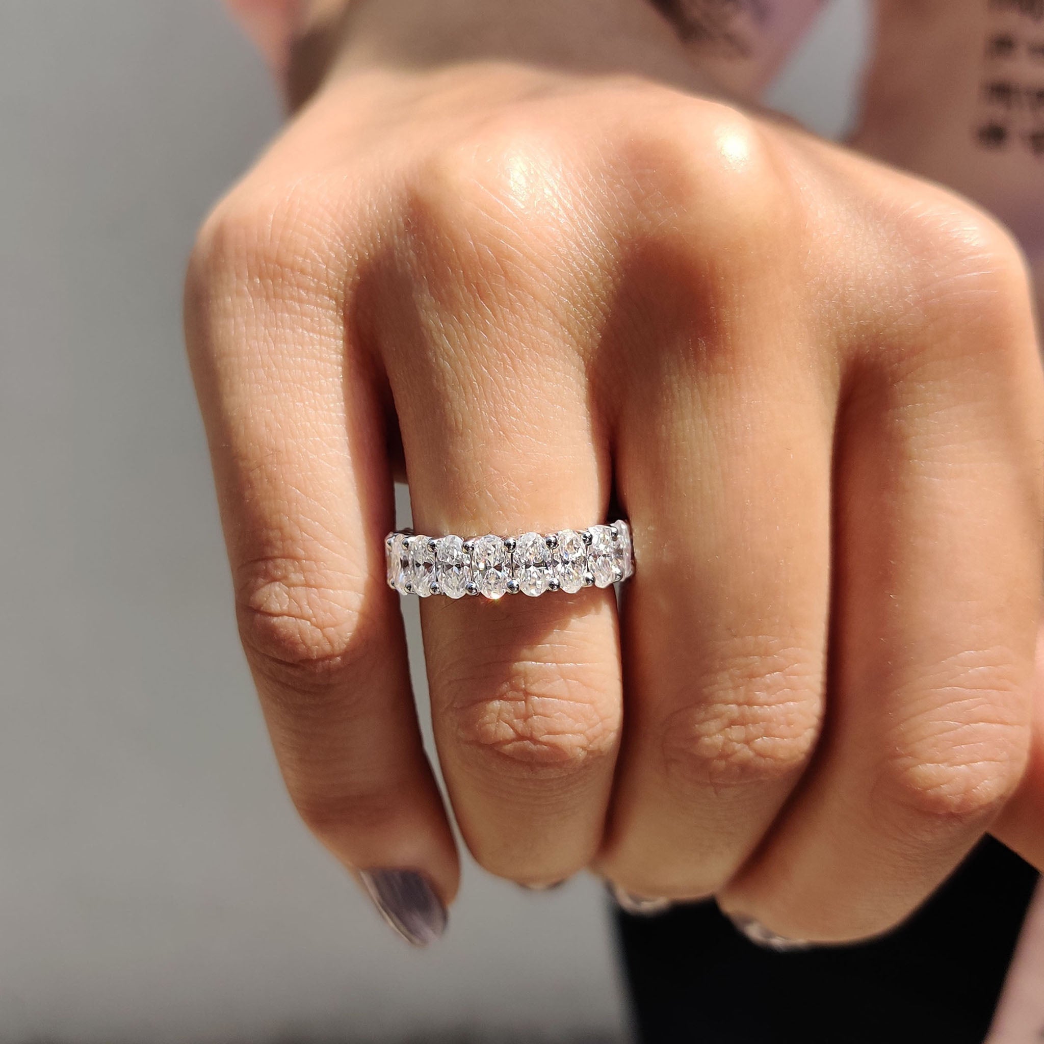 Moissanite Oval Eternity Band In Trellis Setting Hauptbild