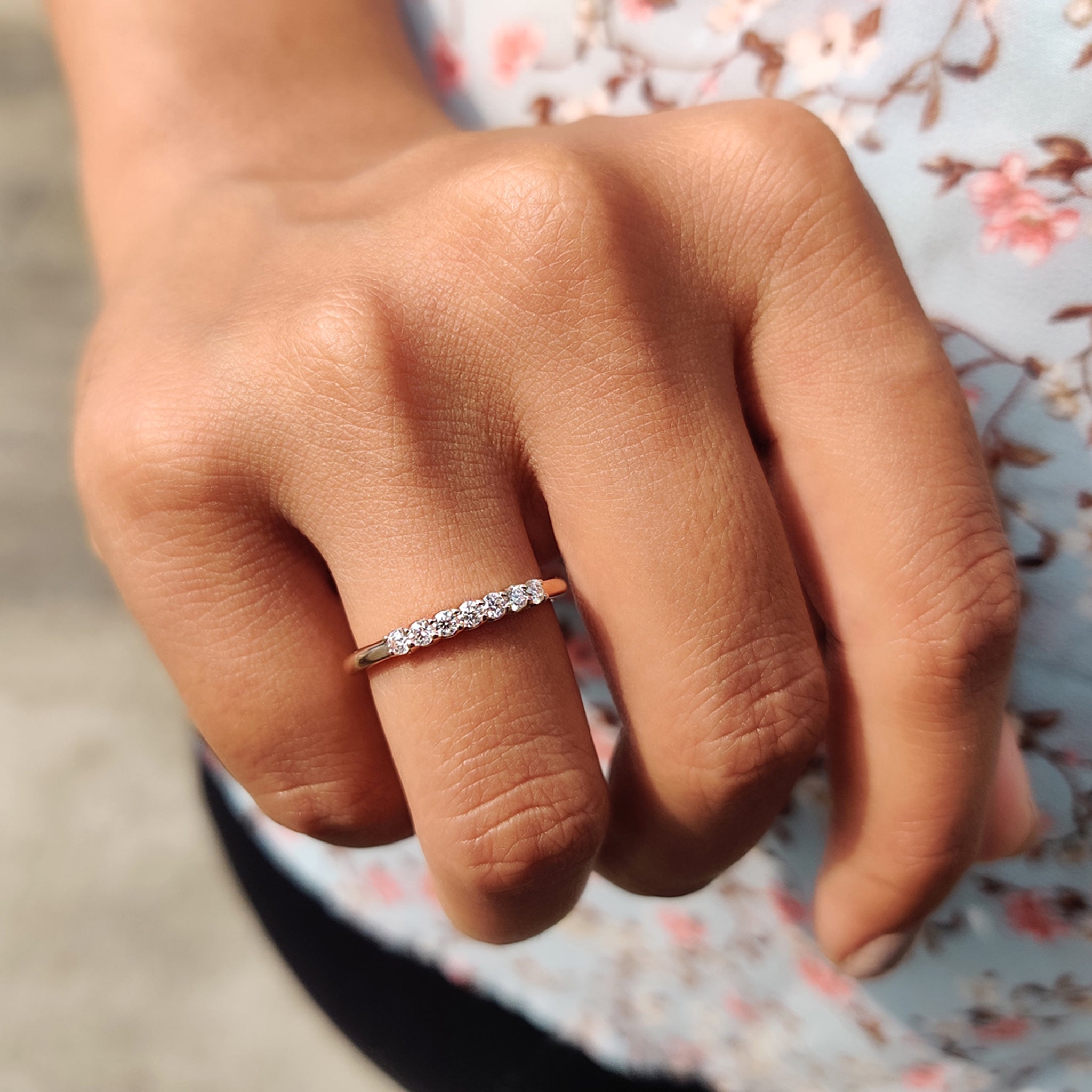 Round Moissanite Semi Eternity Band Hauptbild