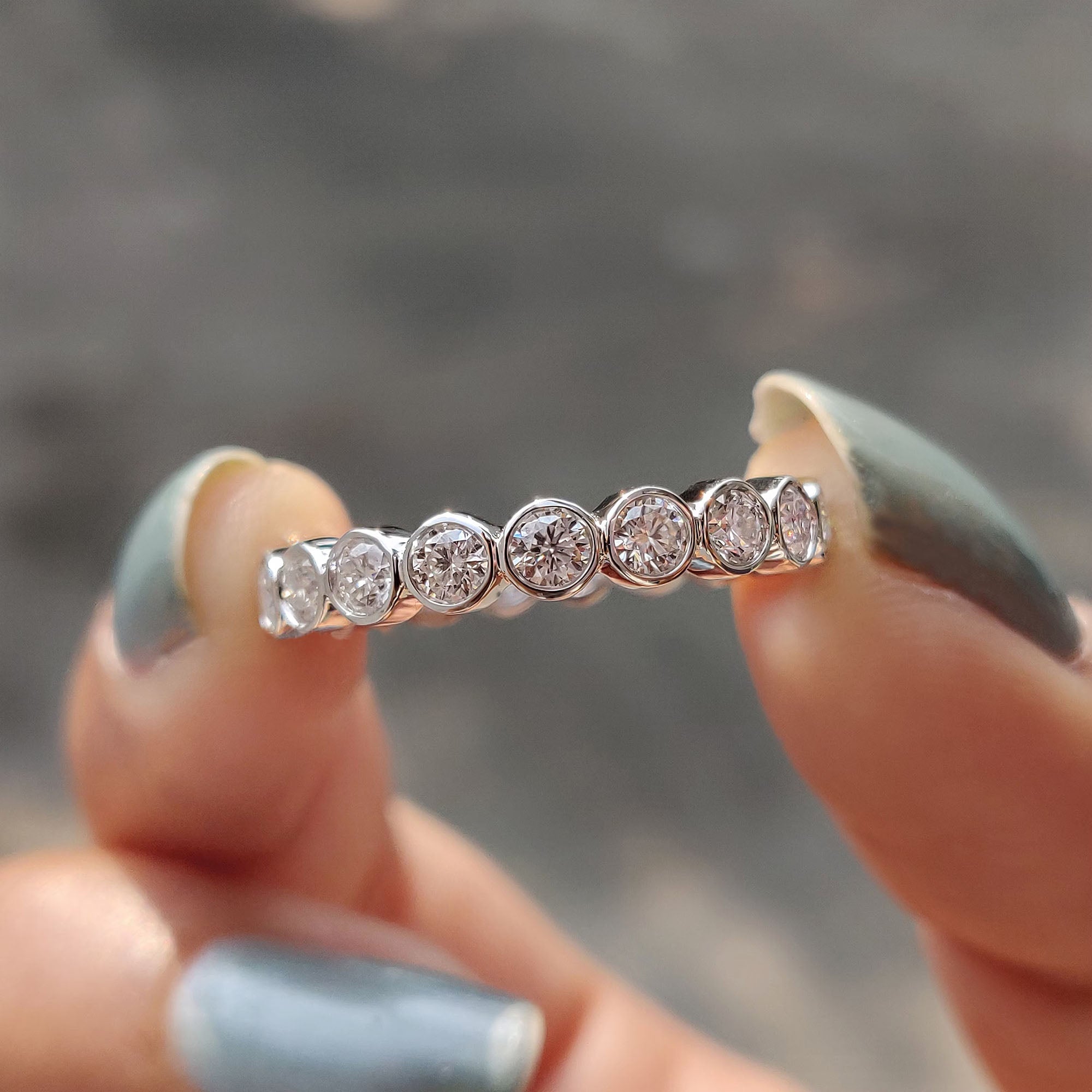 Bezel Wedding Band - White Gold Imagen secundaria del producto