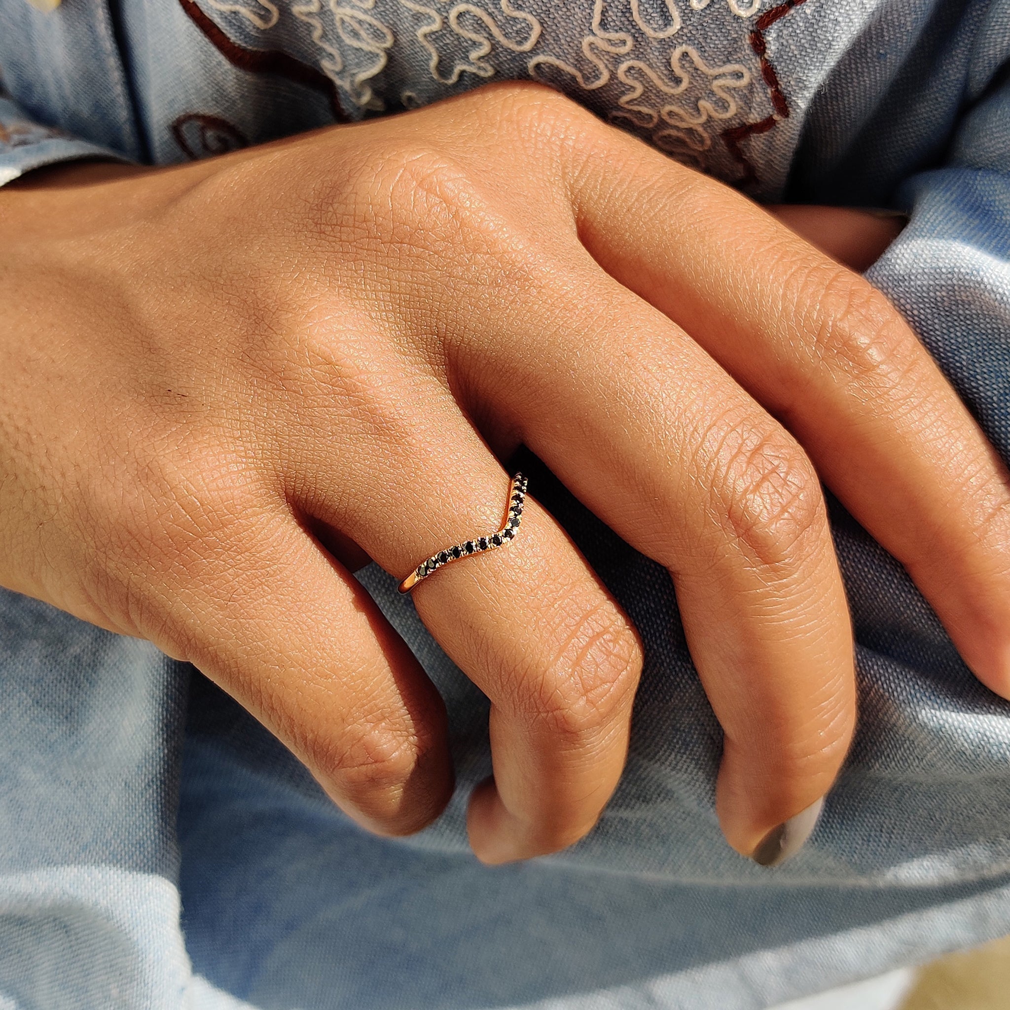 Black Round Moissanite Band In Half Eternity Style Imagen secundaria del producto
