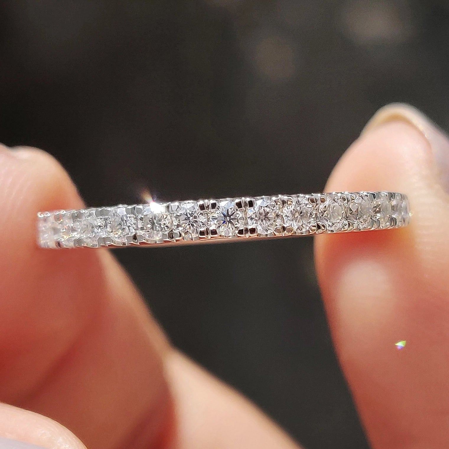 Round Cut White Gold Moissanite Wedding Band Hauptbild