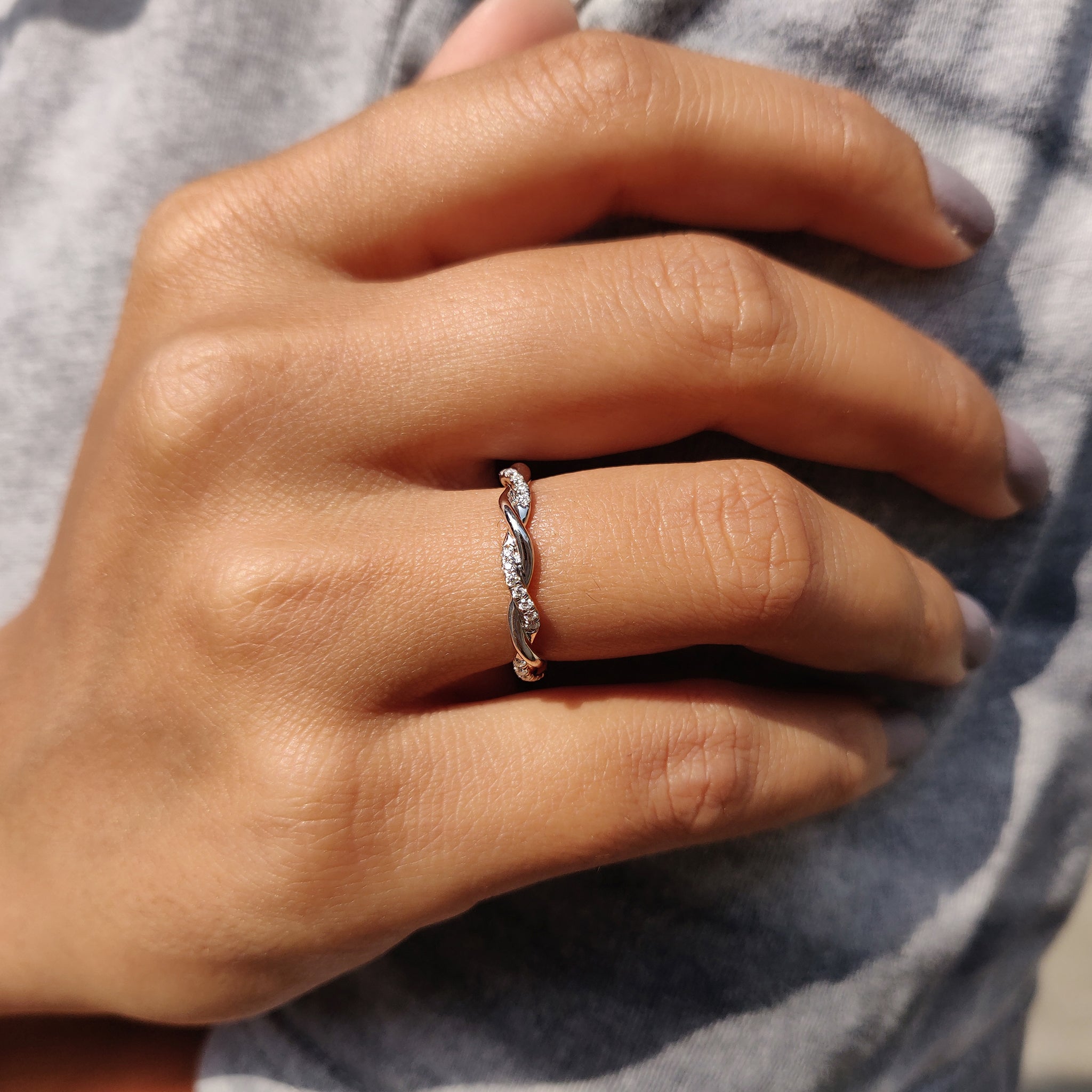 Round Cut Pave Twist Wedding Band Image secondaire du produit