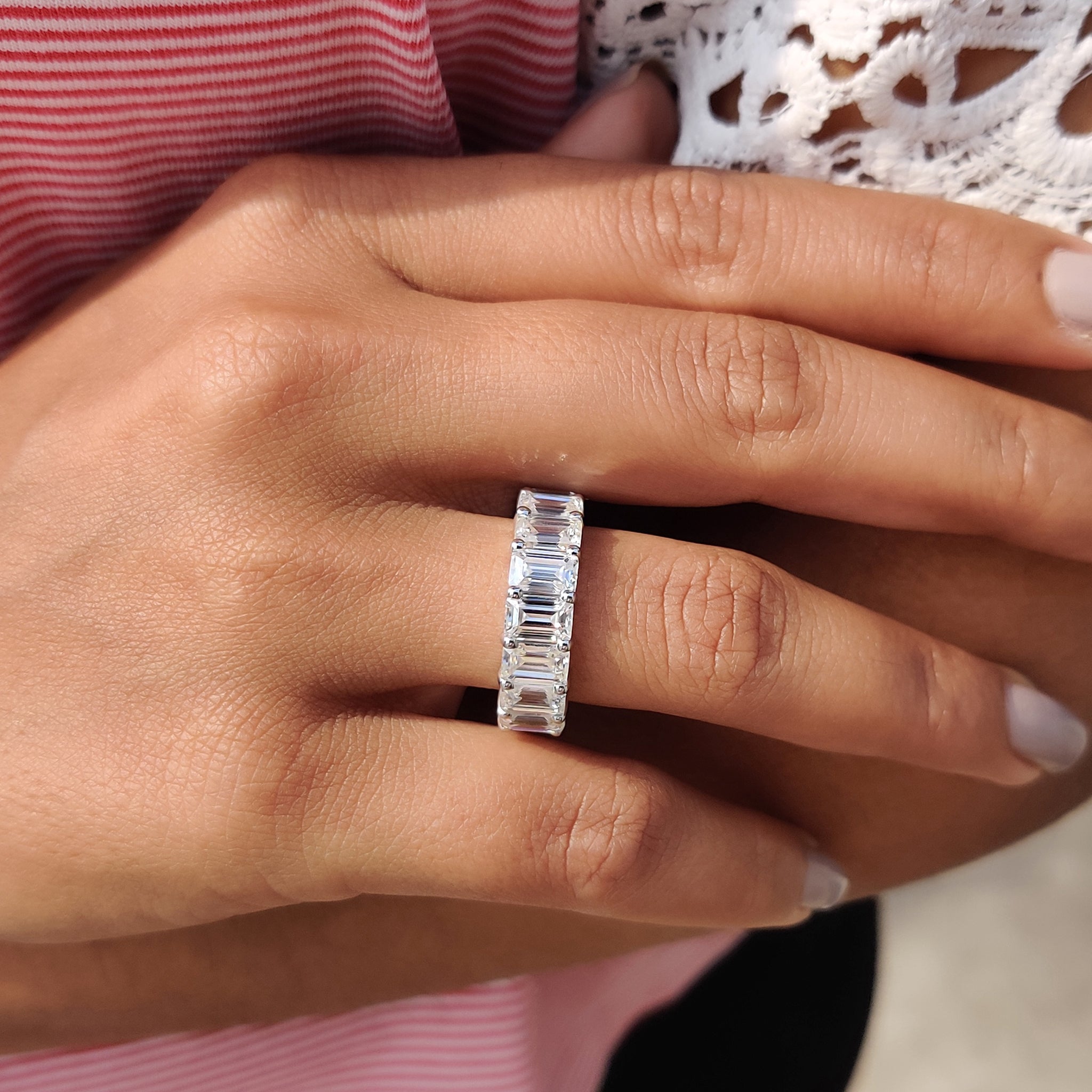 Emerald Wedding Band In A Shared Prong Design Imagen principal del producto