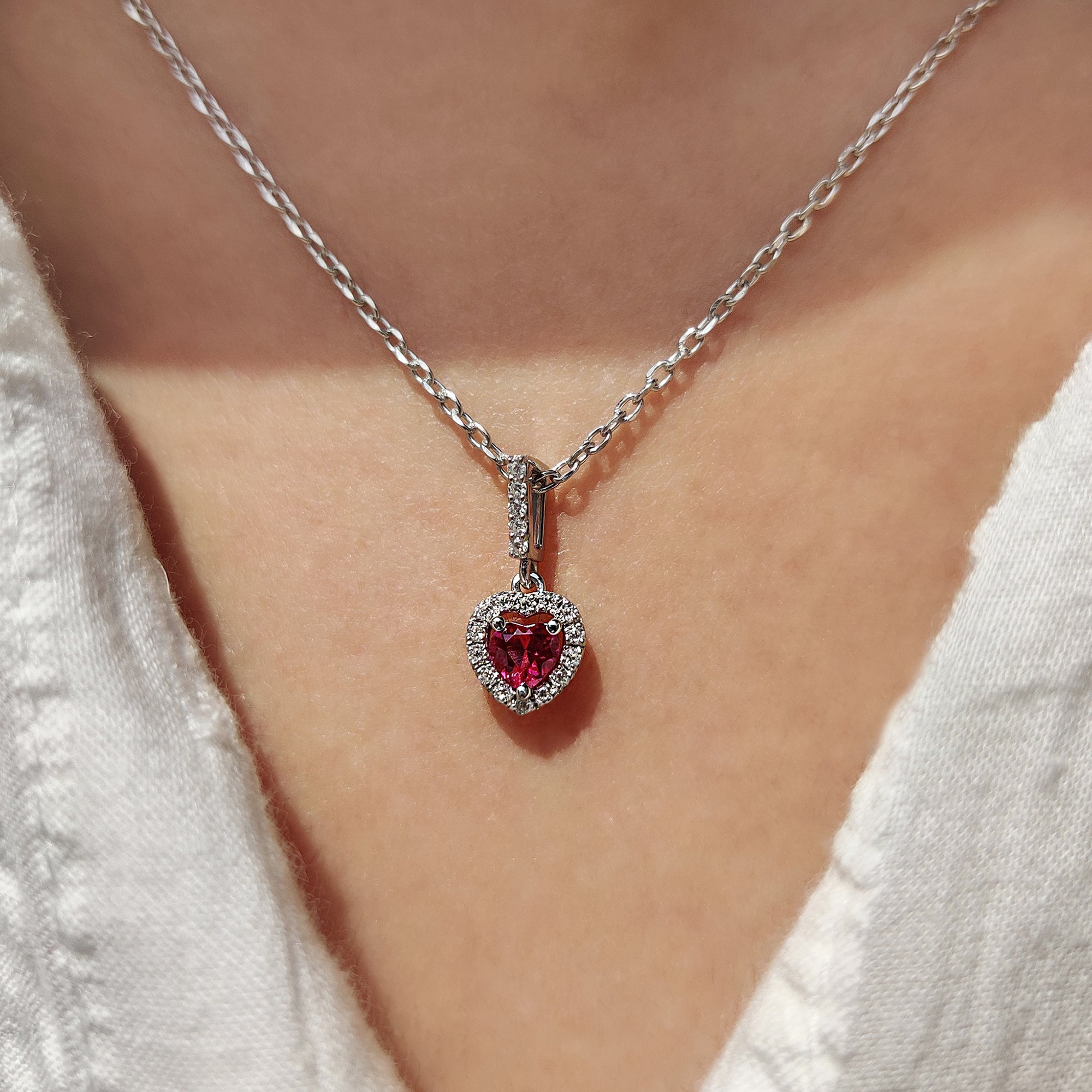 Ruby Heart Pendant With Halo Style In White Gold Imagen principal del producto
