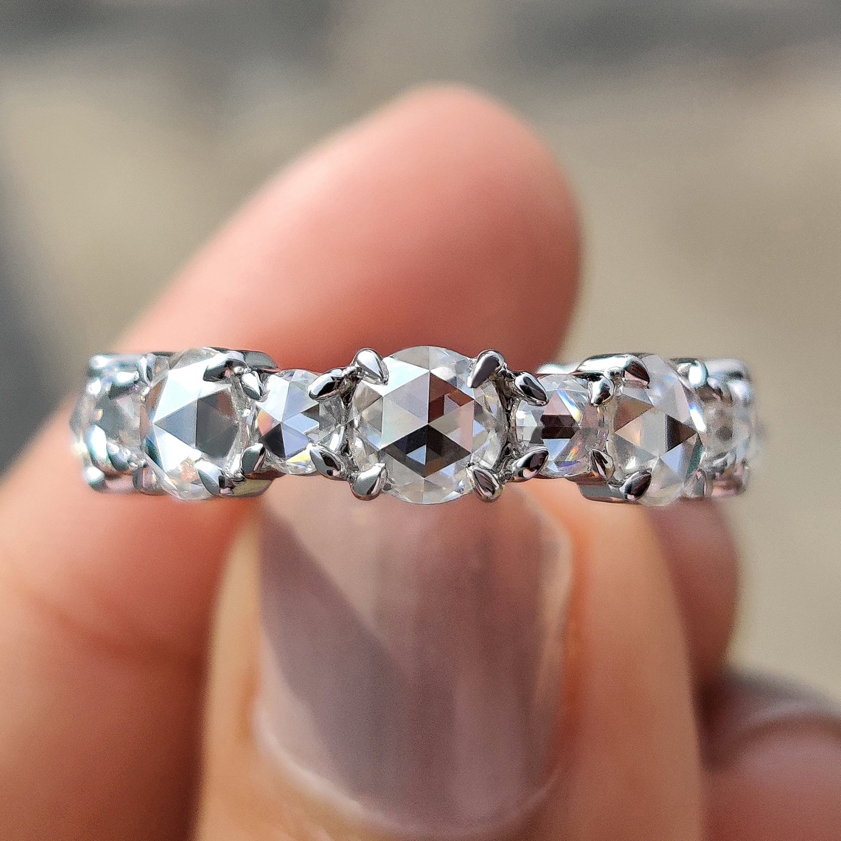 Round Rose Cut Eternity Band In Secure Claw Prong Image principale du produit